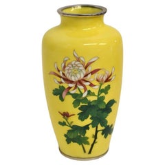 Jarrón de Cloisonné Japonés Firmado Sato Amarillo Imperial con Crisantemo