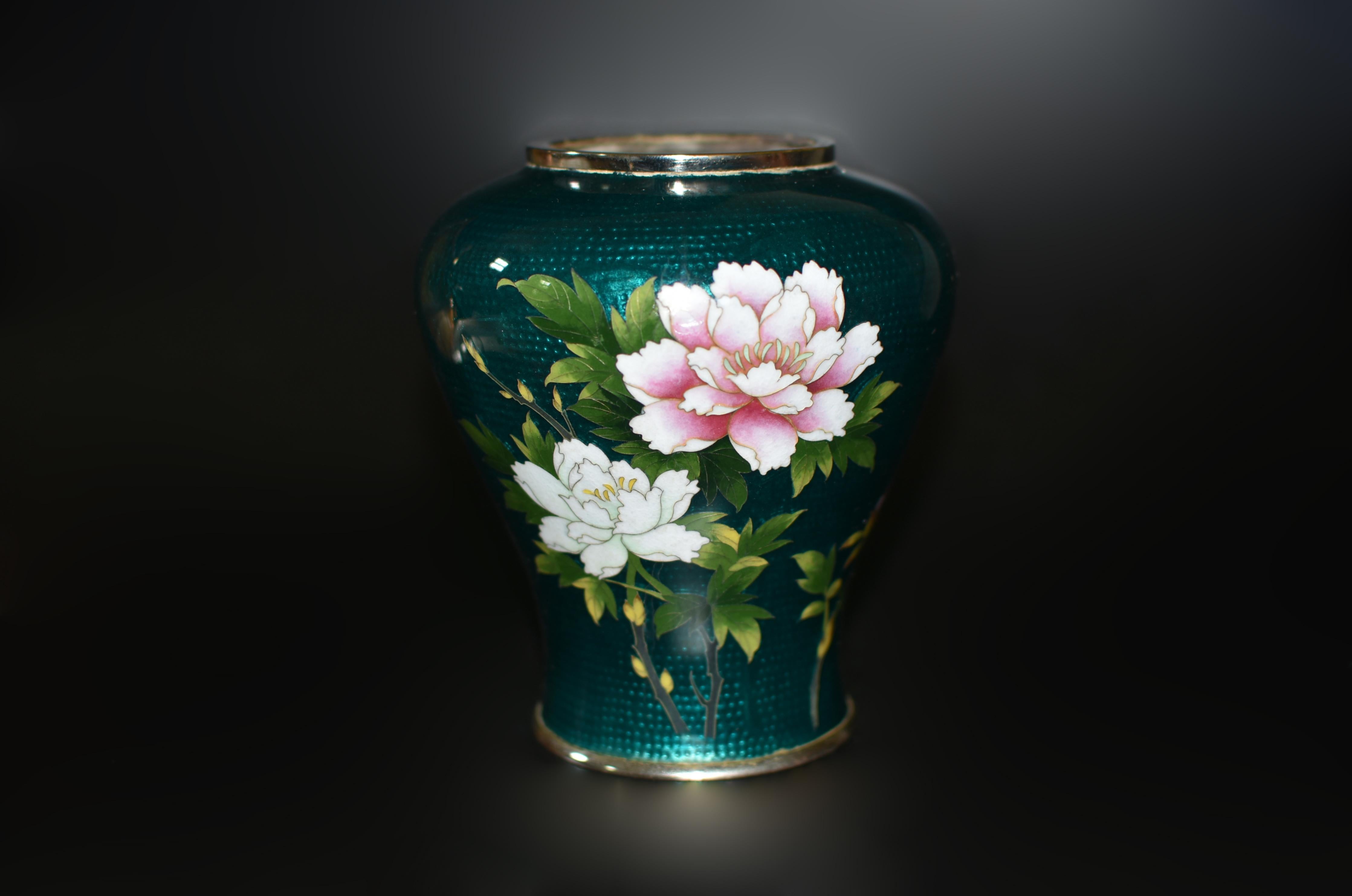 Rara opera giovanile di Sato, risalente al primo periodo Showa, di un vaso di cloisonne ginbari. Il vaso è a forma di balaustro con corpo sporgente verso l'esterno ed eleganti piedi svasati. Al centro della scena ci sono due peonie completamente