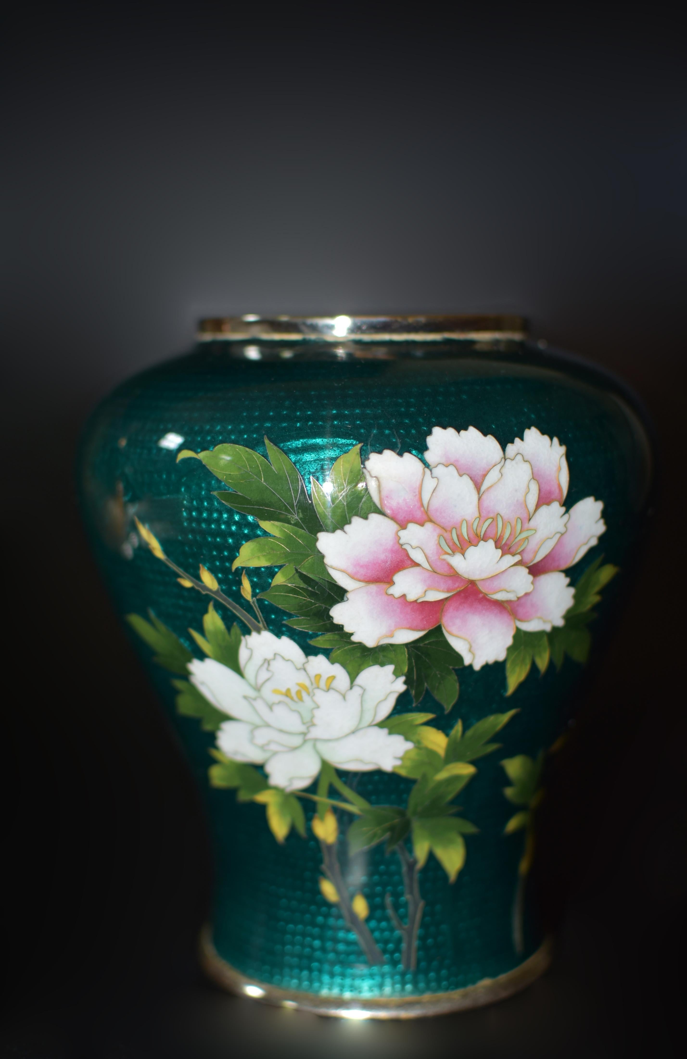 Showa Vaso di cloisonne verde firmato Sato Japanese Ginbari Peony in vendita