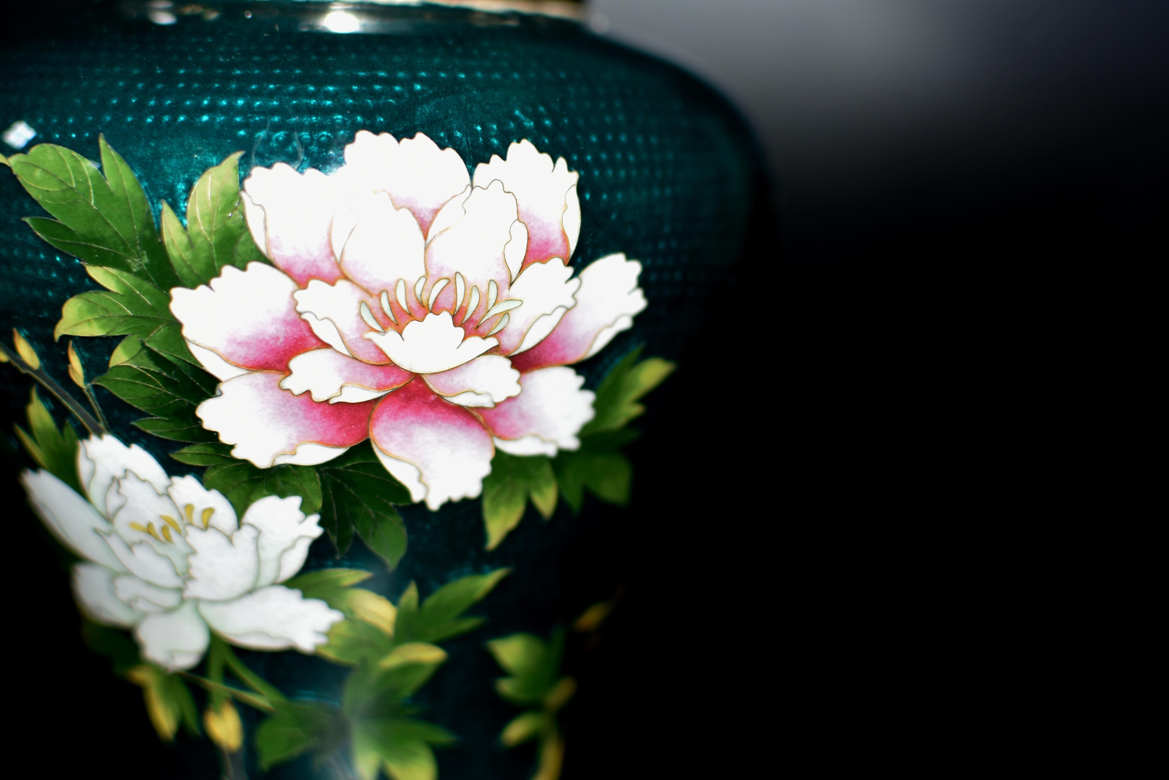 Giapponese Vaso di cloisonne verde firmato Sato Japanese Ginbari Peony in vendita