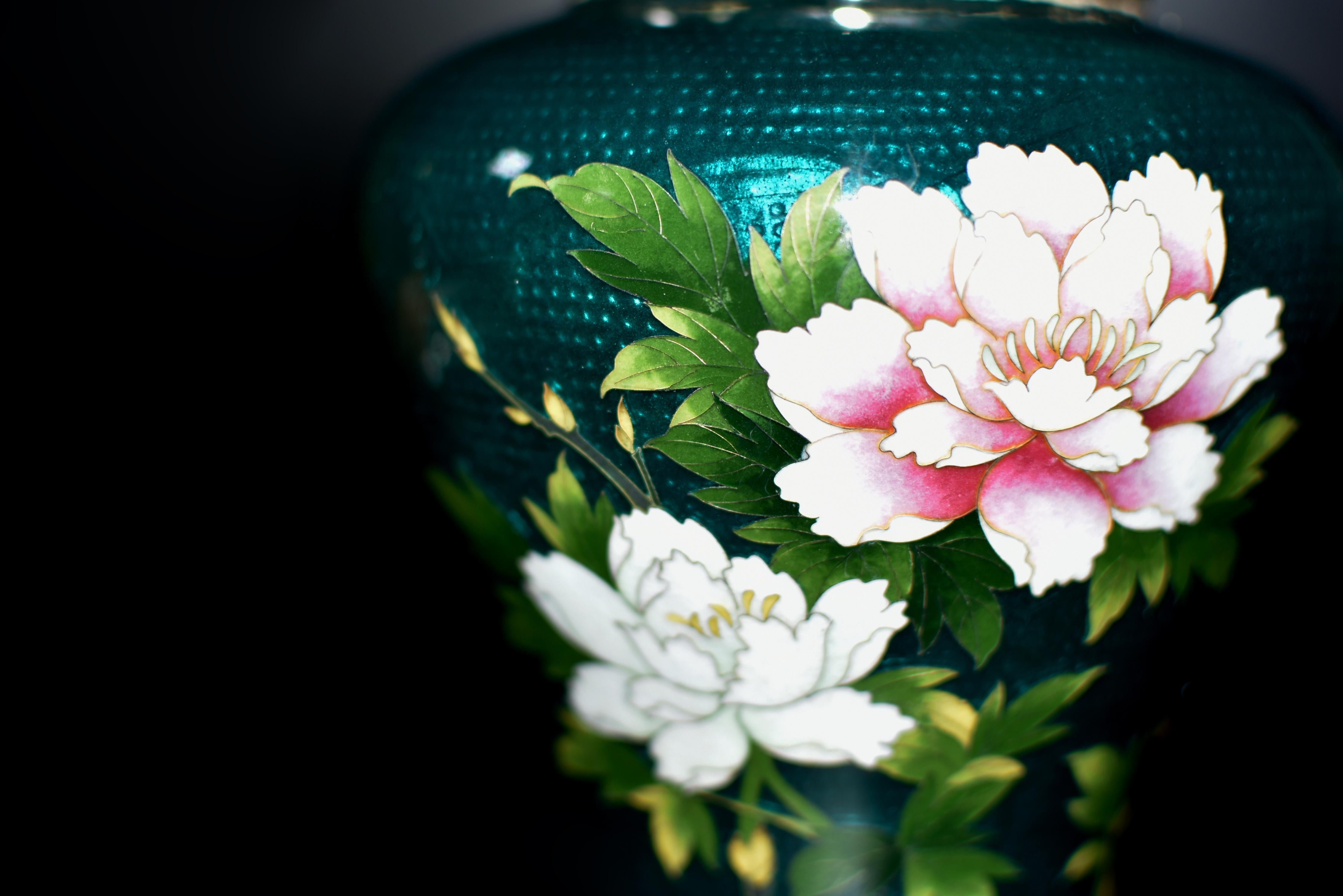 Smaltato Vaso di cloisonne verde firmato Sato Japanese Ginbari Peony in vendita