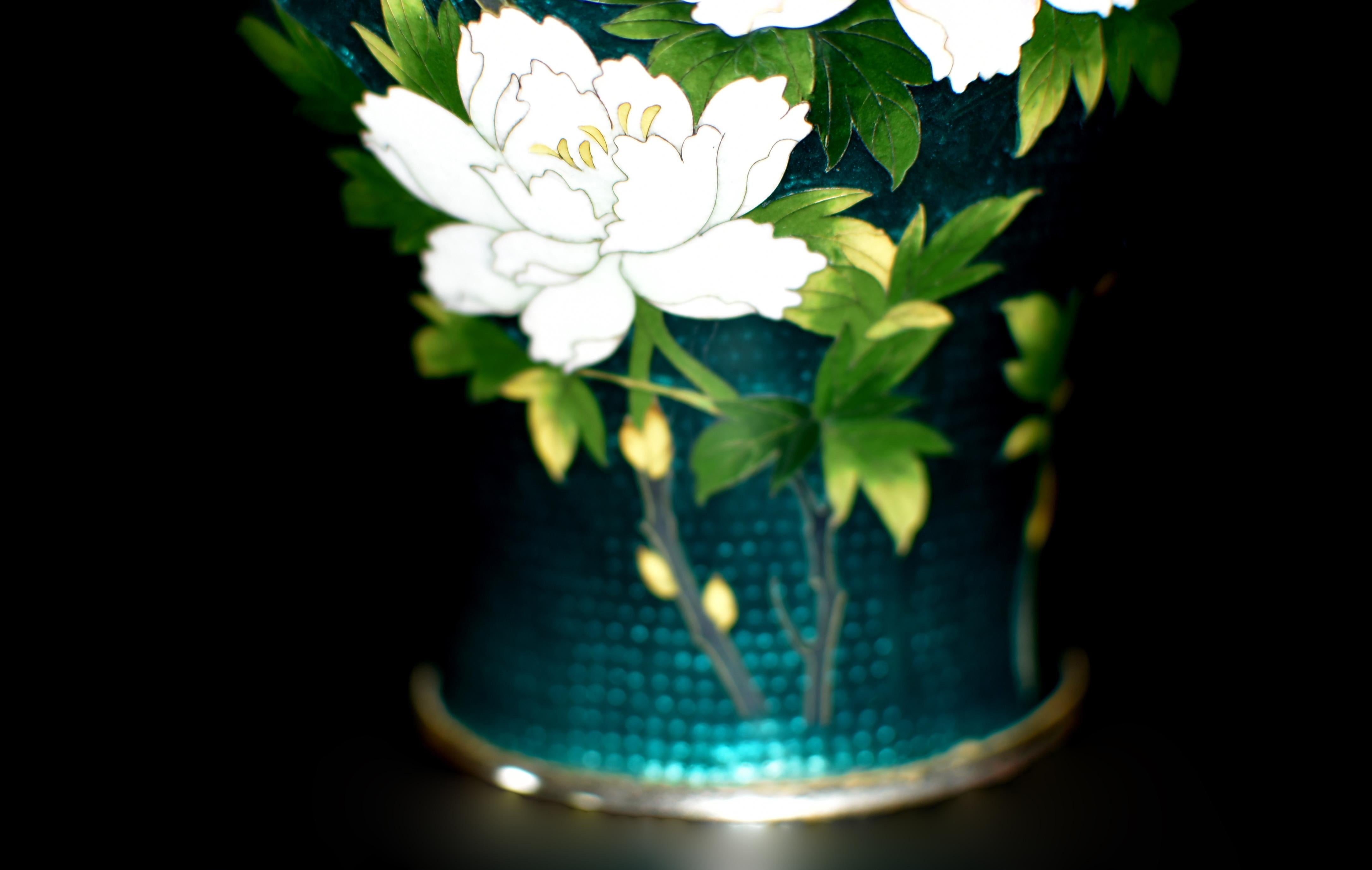 Vaso di cloisonne verde firmato Sato Japanese Ginbari Peony In condizioni buone in vendita a Somis, CA