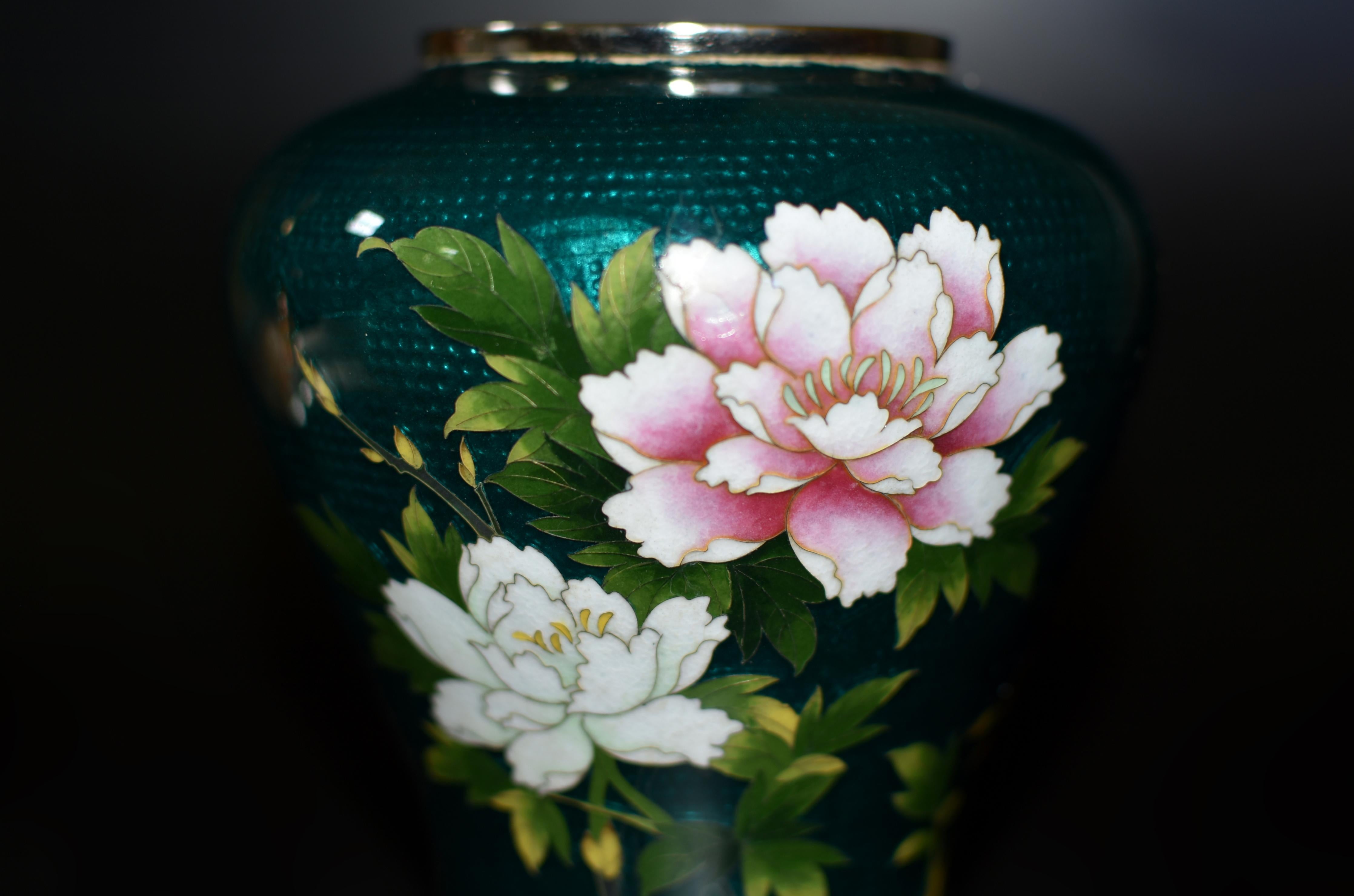 XX secolo Vaso di cloisonne verde firmato Sato Japanese Ginbari Peony in vendita