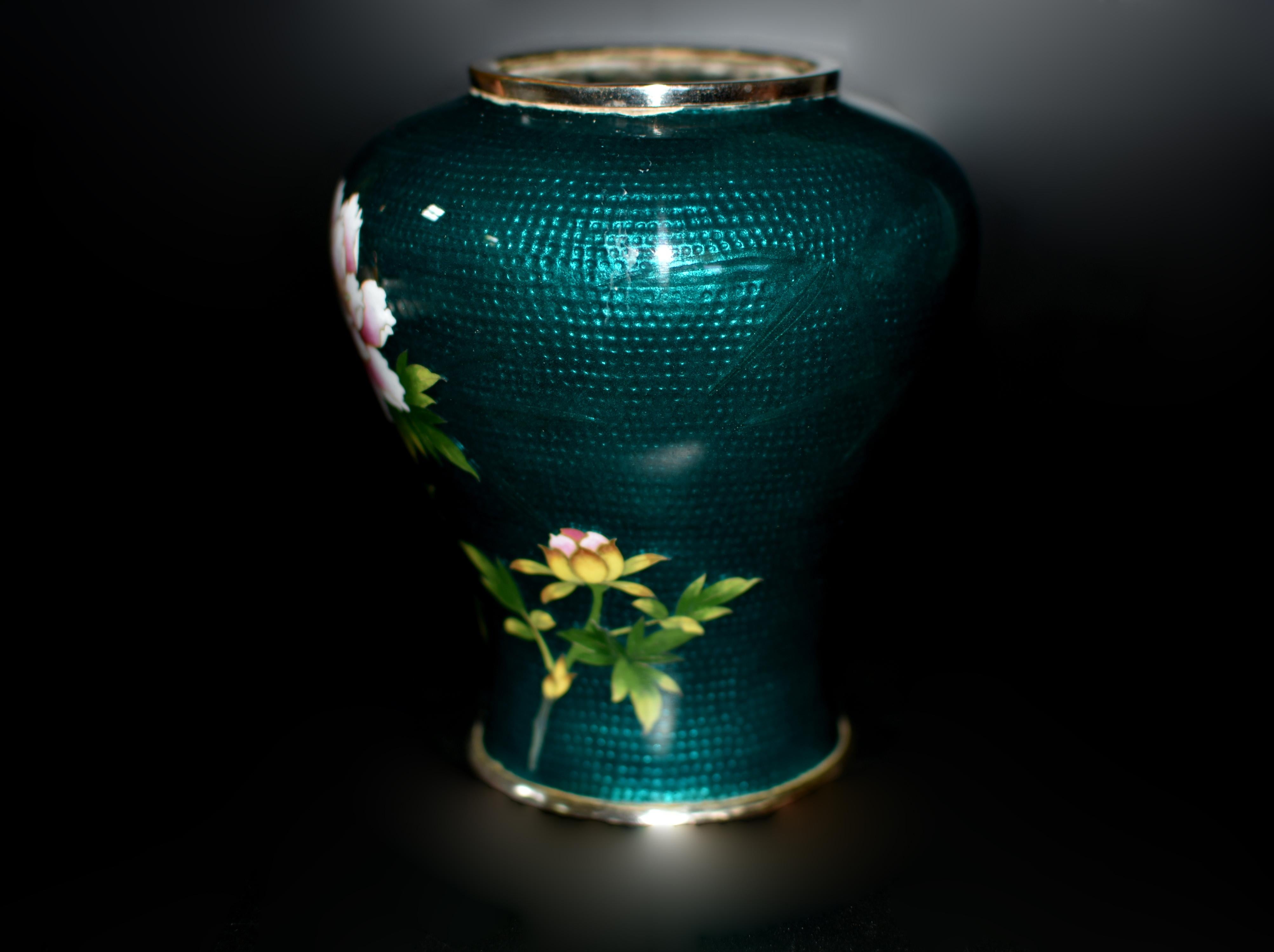 Metallo Vaso di cloisonne verde firmato Sato Japanese Ginbari Peony in vendita