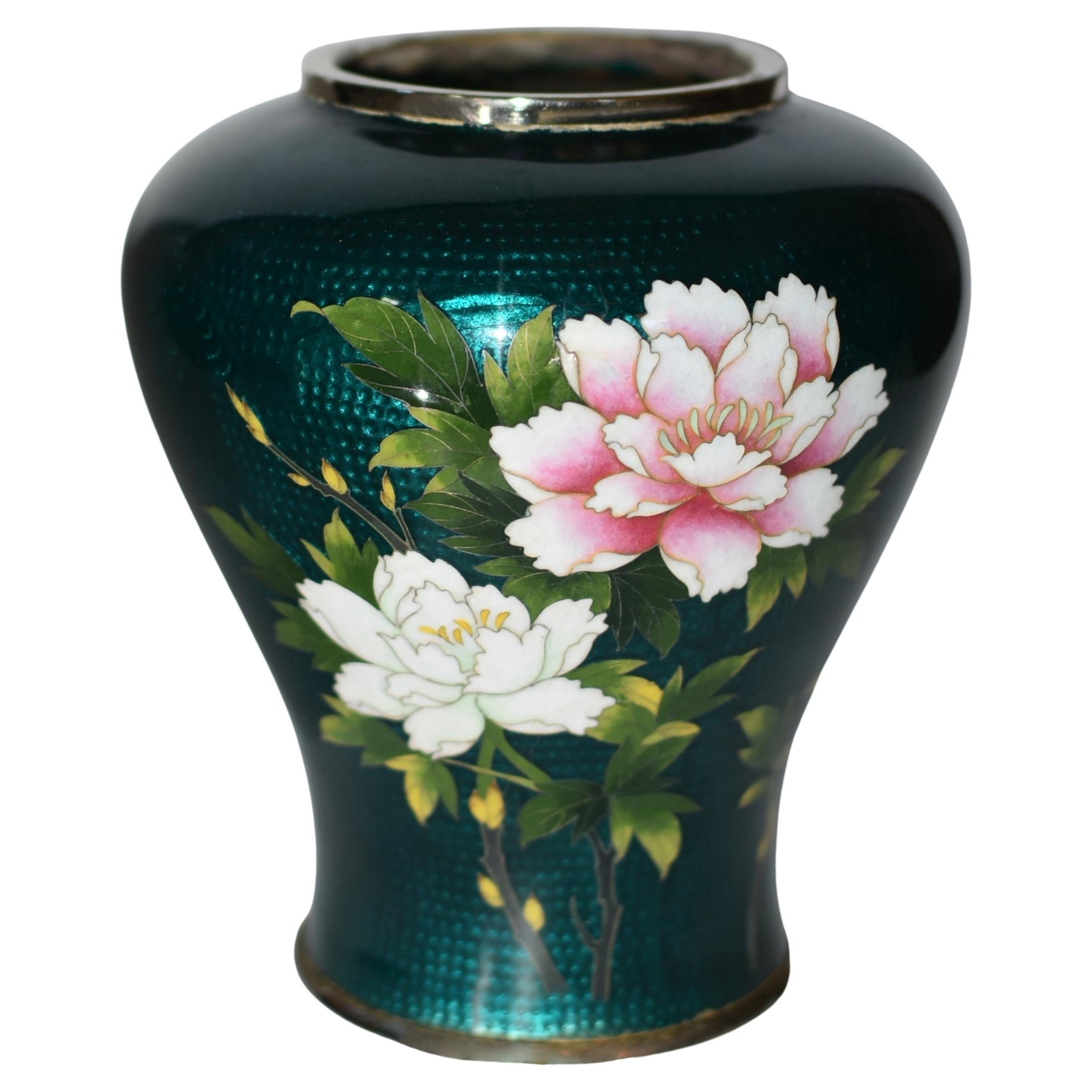 Jarrón verde de cloisonné Ginbari japonés firmado Sato Peonía