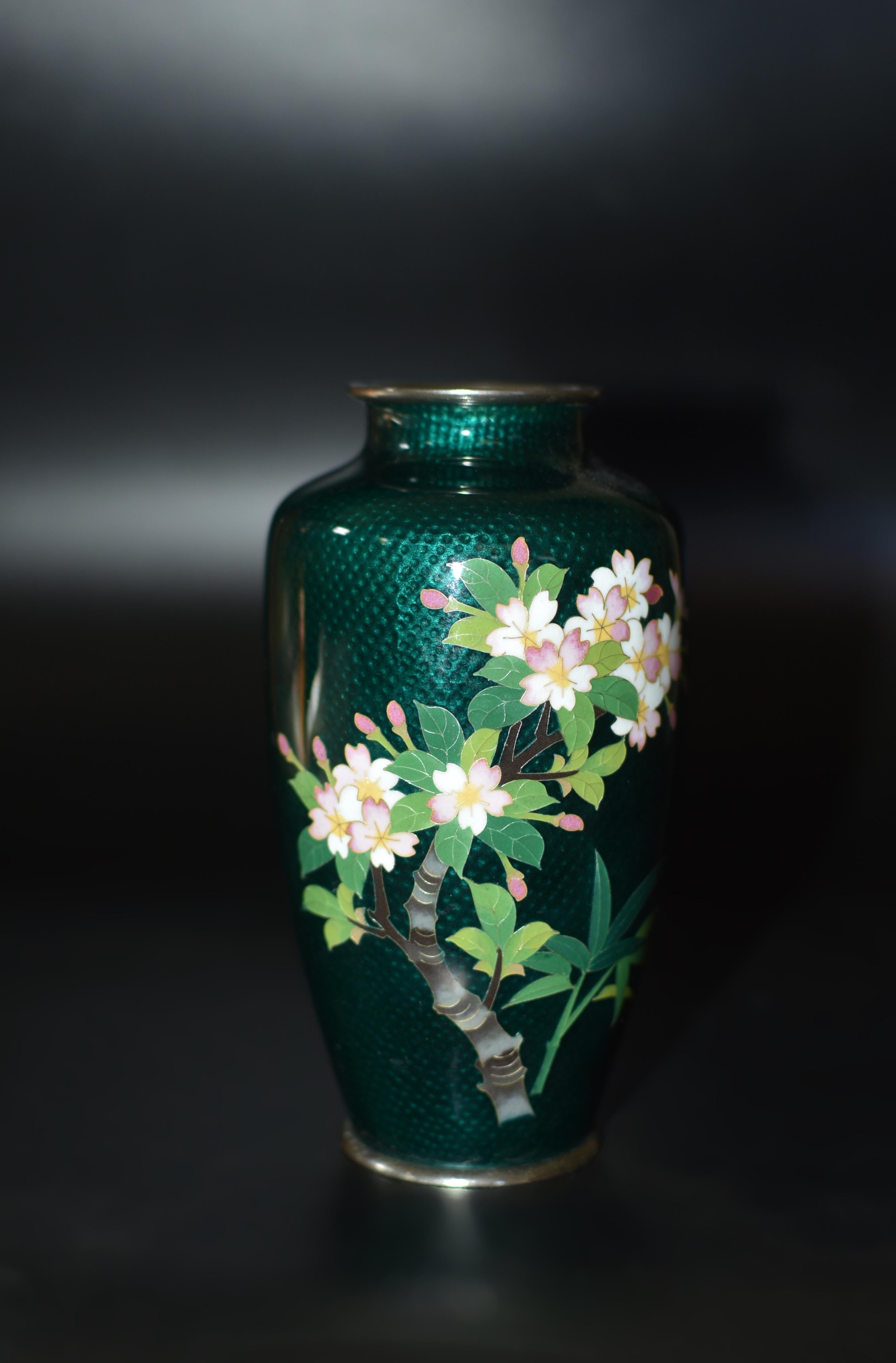 Showa Vaso di cloisonne Ginbari giapponese firmato Sato Fiori di ciliegio in vendita