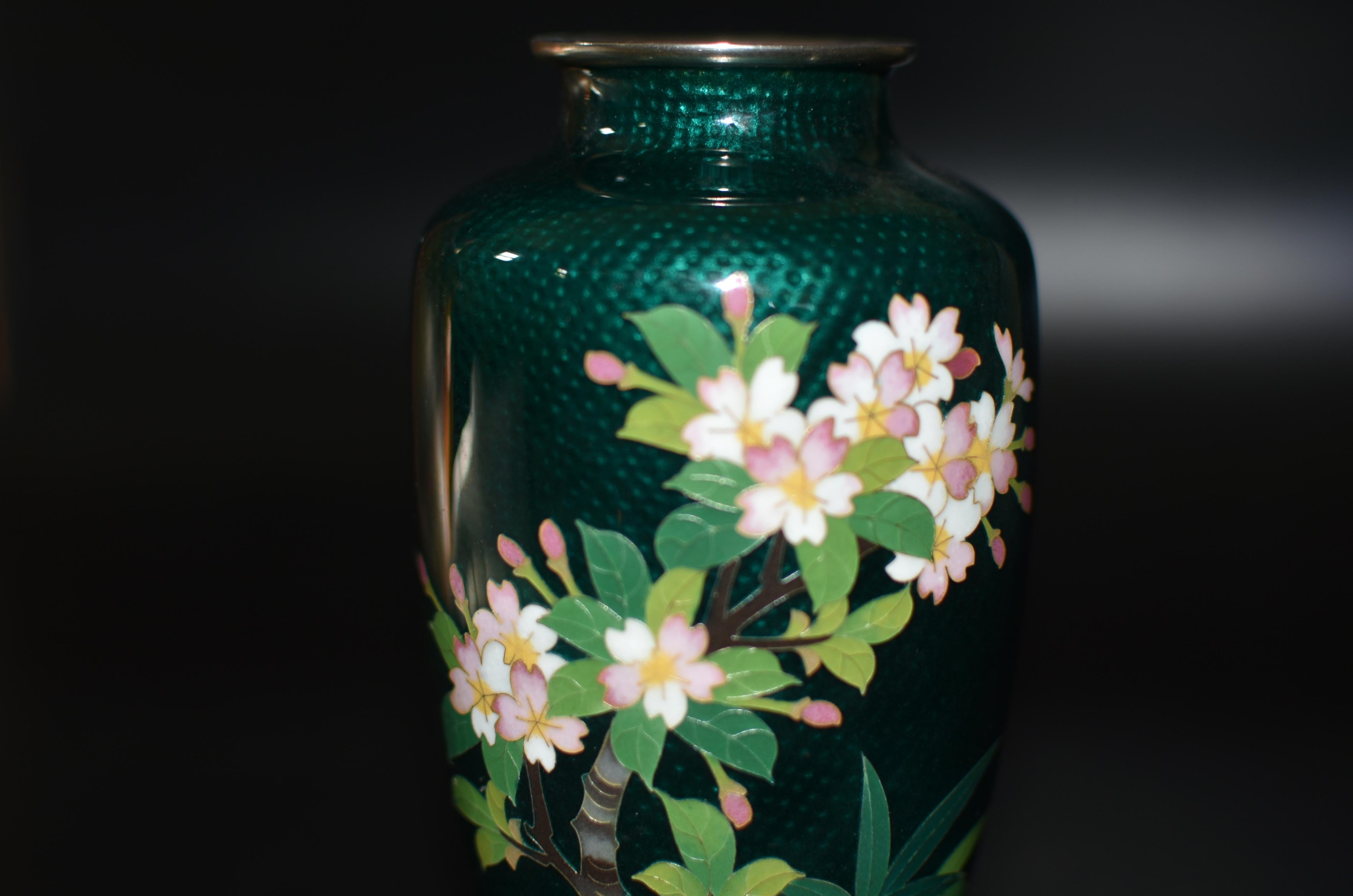 Giapponese Vaso di cloisonne Ginbari giapponese firmato Sato Fiori di ciliegio in vendita