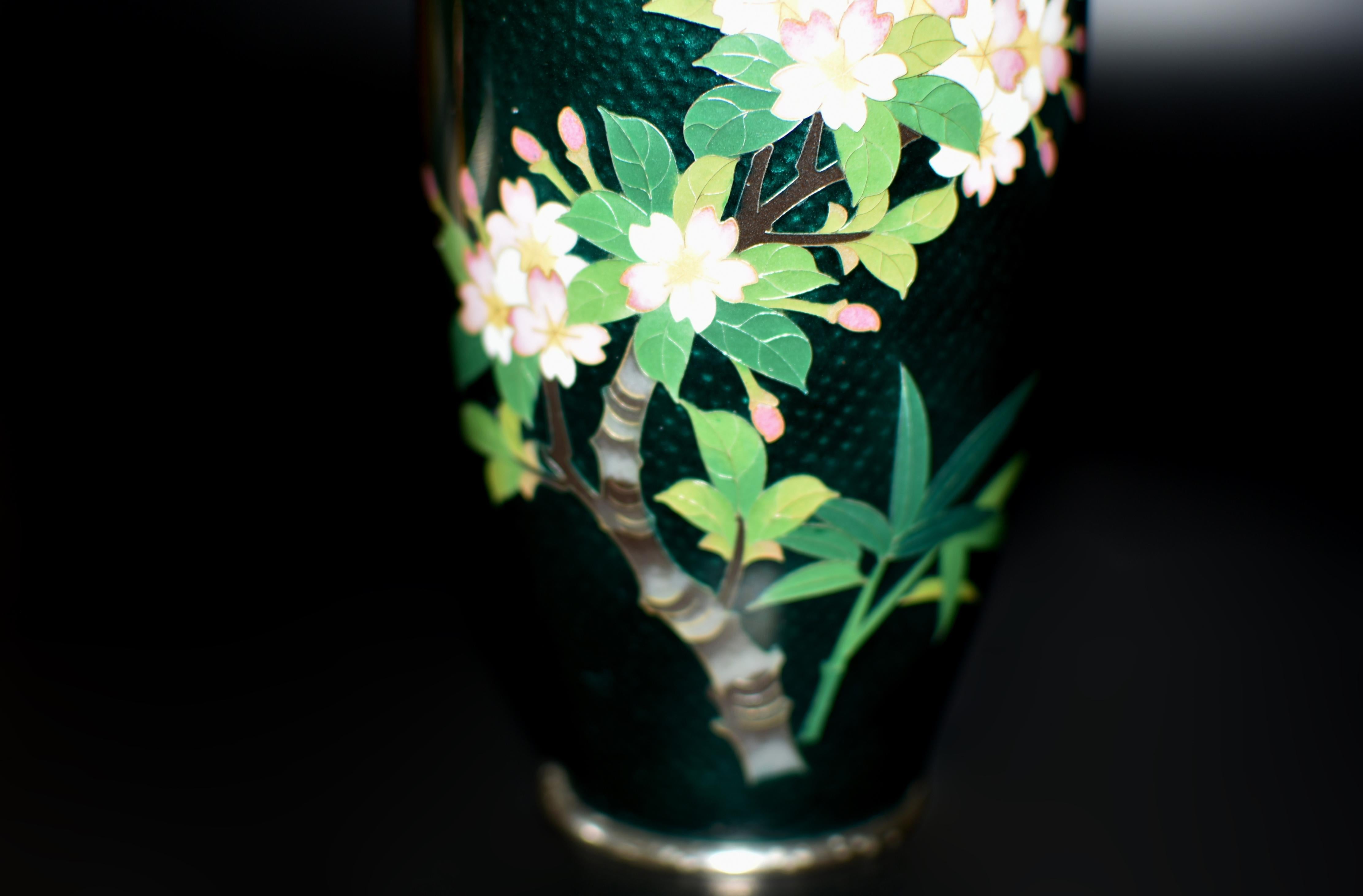 Smaltato Vaso di cloisonne Ginbari giapponese firmato Sato Fiori di ciliegio in vendita