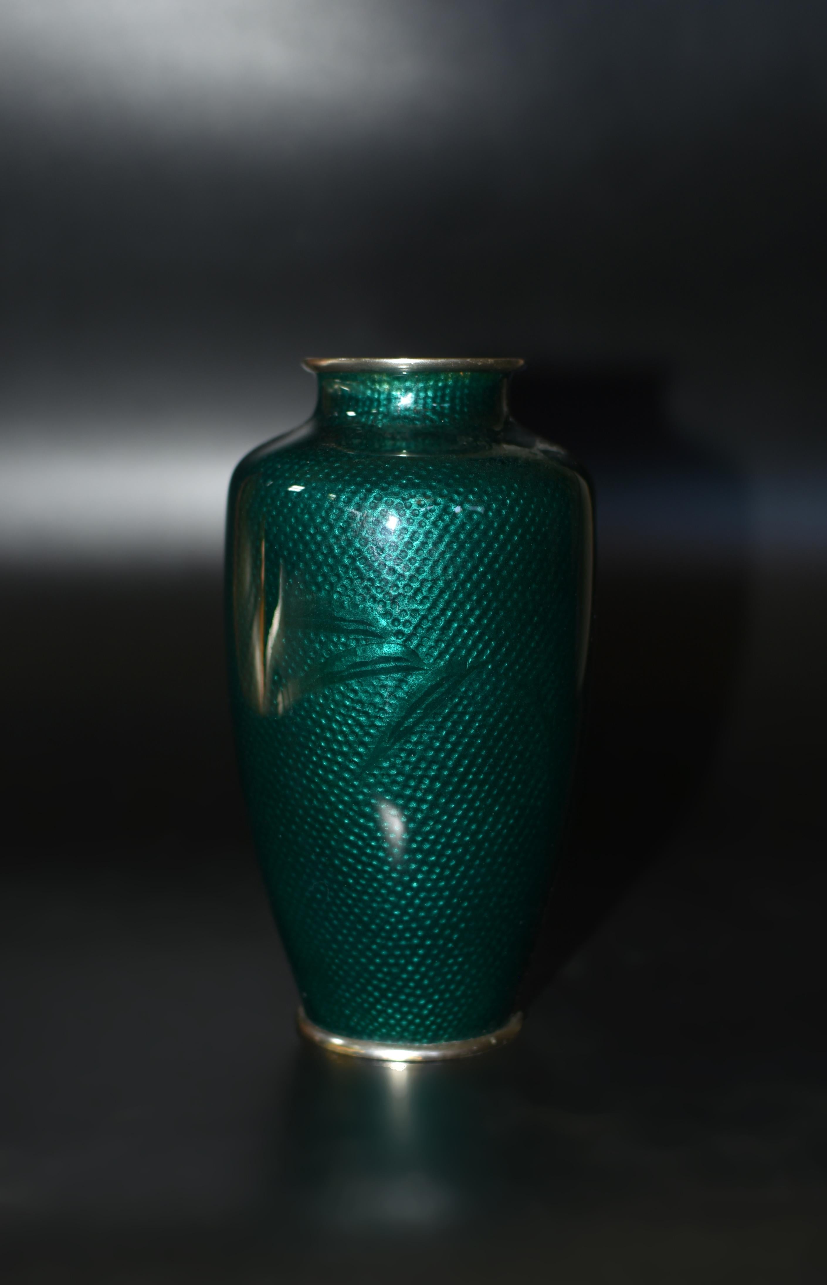 Vaso di cloisonne Ginbari giapponese firmato Sato Fiori di ciliegio In condizioni buone in vendita a Somis, CA