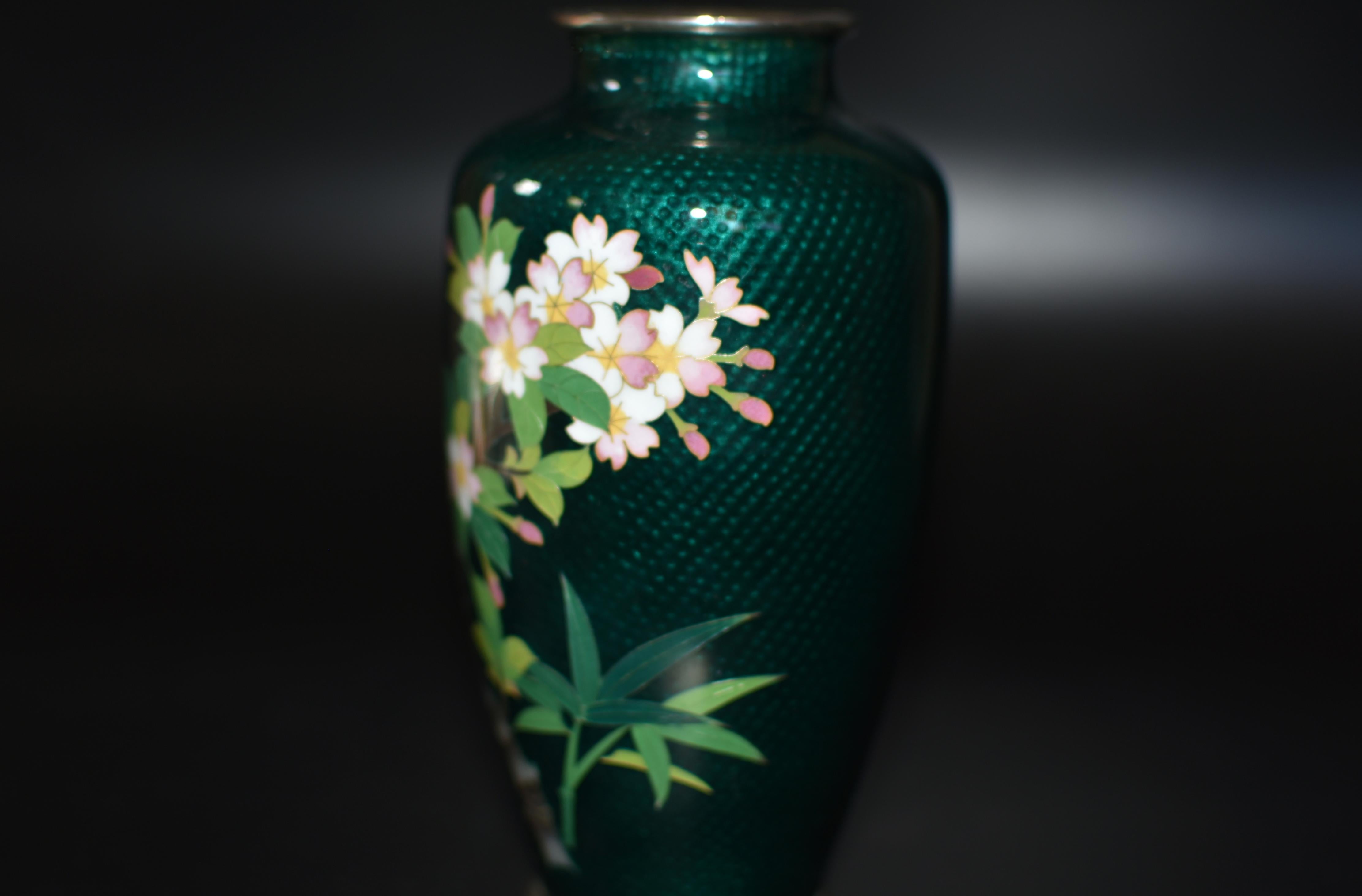 XX secolo Vaso di cloisonne Ginbari giapponese firmato Sato Fiori di ciliegio in vendita