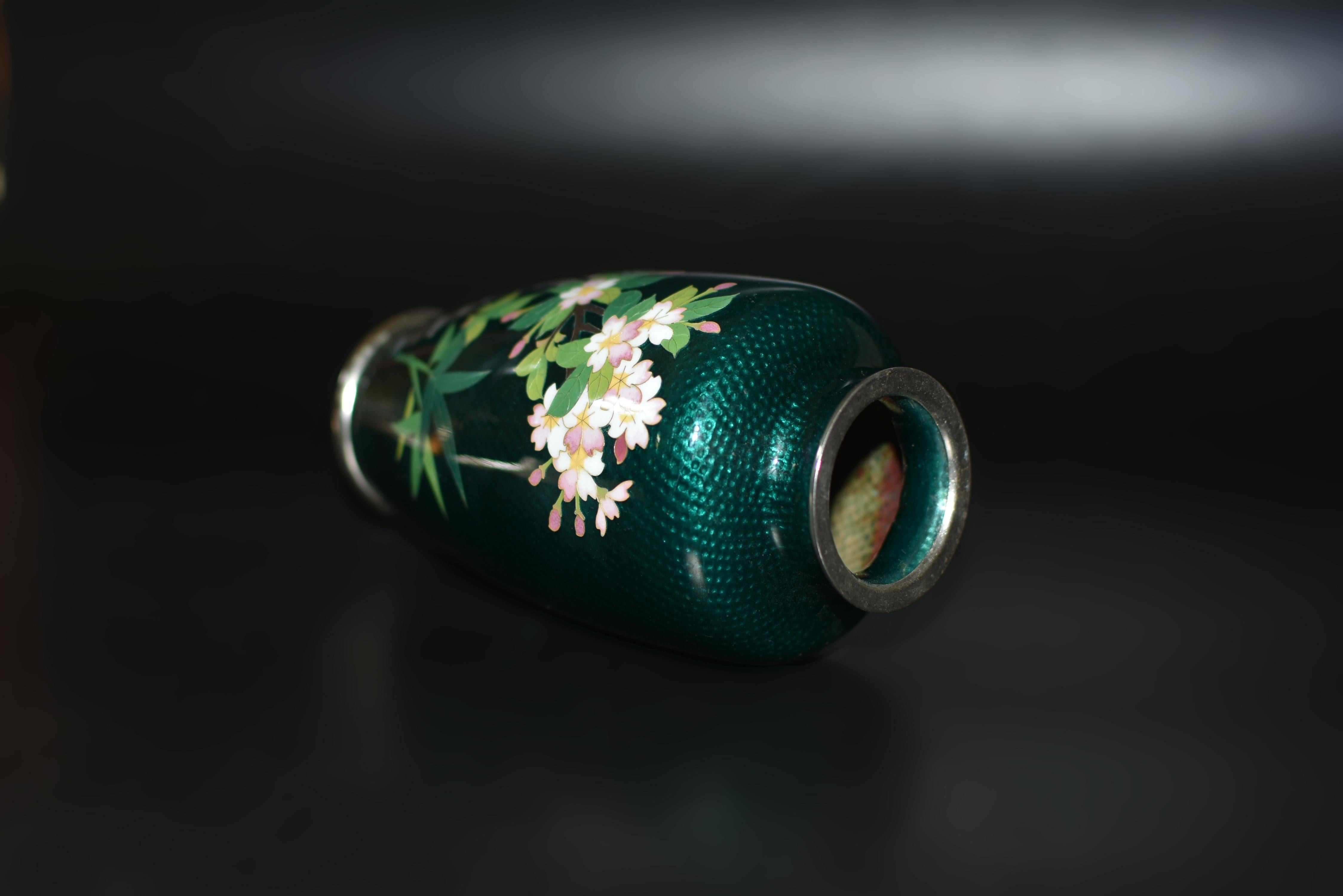 Metallo Vaso di cloisonne Ginbari giapponese firmato Sato Fiori di ciliegio in vendita