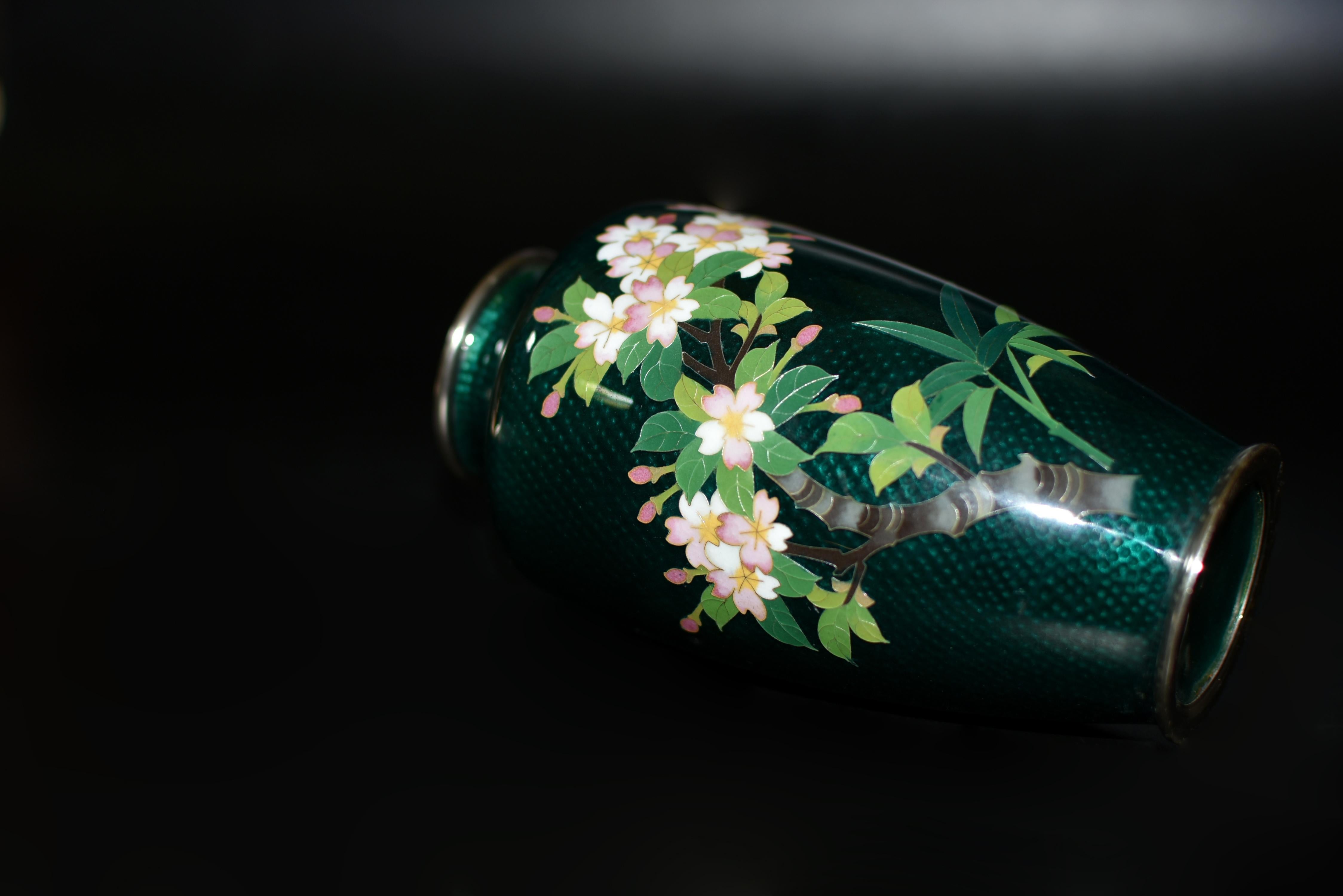 Vaso di cloisonne Ginbari giapponese firmato Sato Fiori di ciliegio in vendita 1