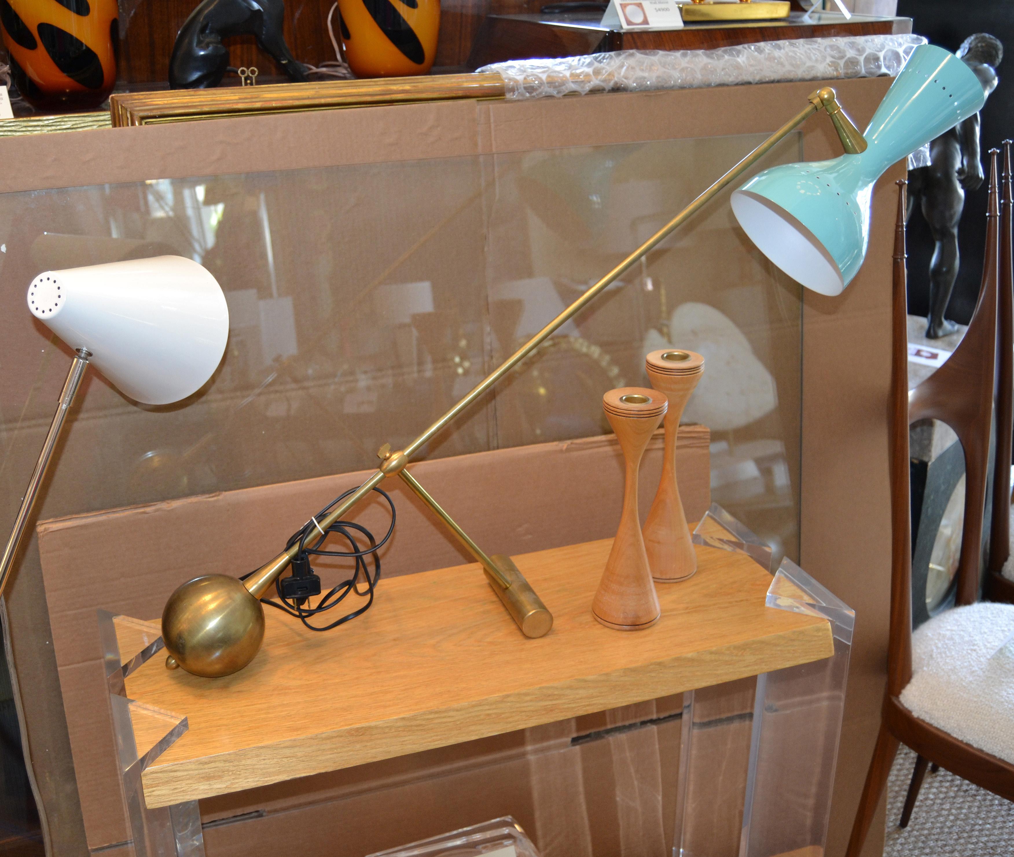 Paire de bougeoirs en bois tourné et laiton signés The Modern Moderns Handcraft, fabriqués à la main en vente 2