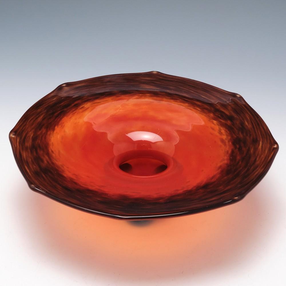 A Schneider Art Deco coupe bijoux made between 1922 and 1926 in Epinay-sur-Seine, Paris, France. Internally mottled with amethyst and chestnut transitions to a flocculate citrus orange at the centre. The bowl features an octagonal rim tapering to a