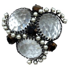 Spilla firmata Schreiner of New York 1950 con cabochon di vetro sfaccettato e perla