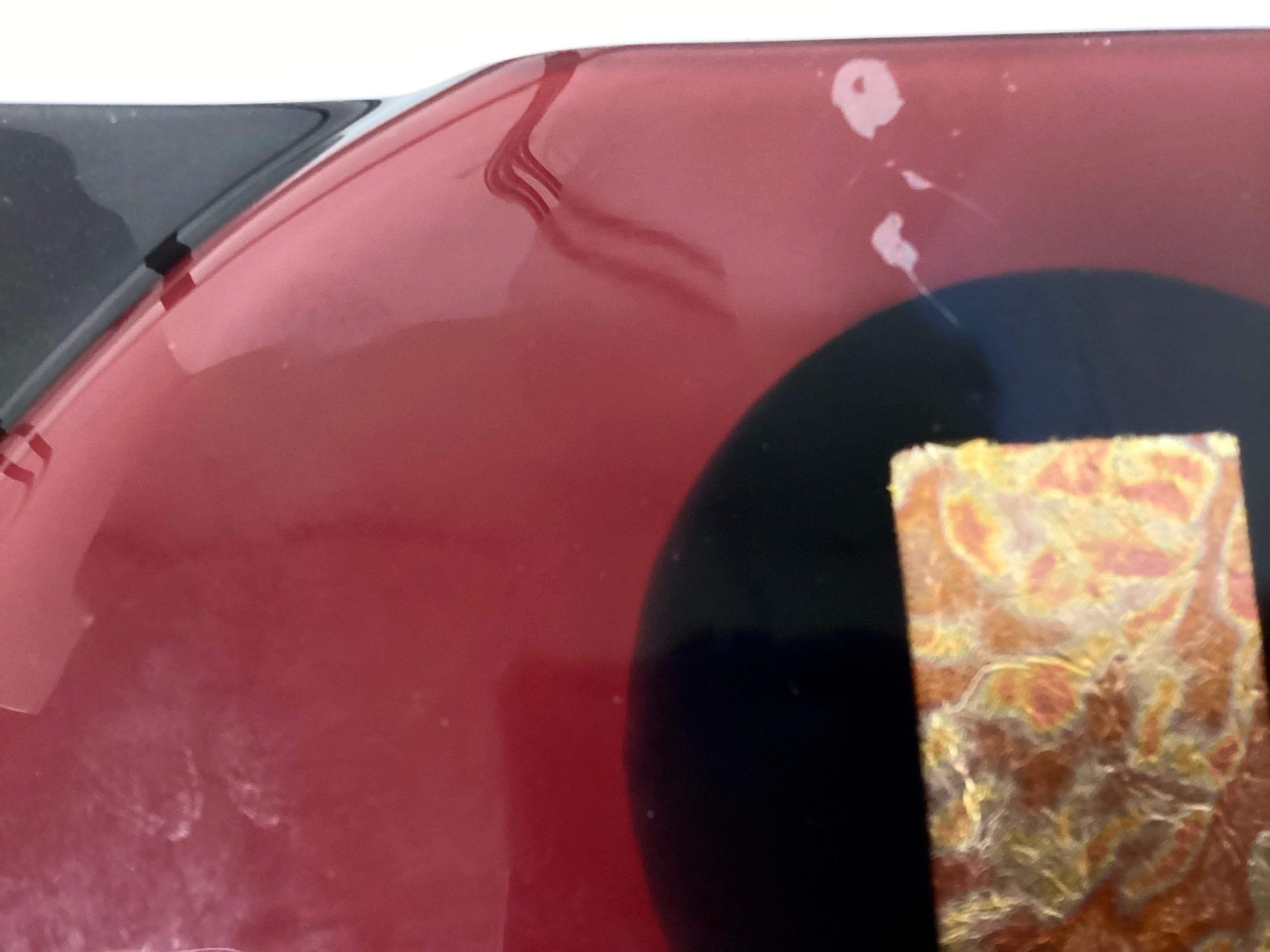 Brutalisme Vase en verre d'art sculptural signé sur Stand en fer en vente