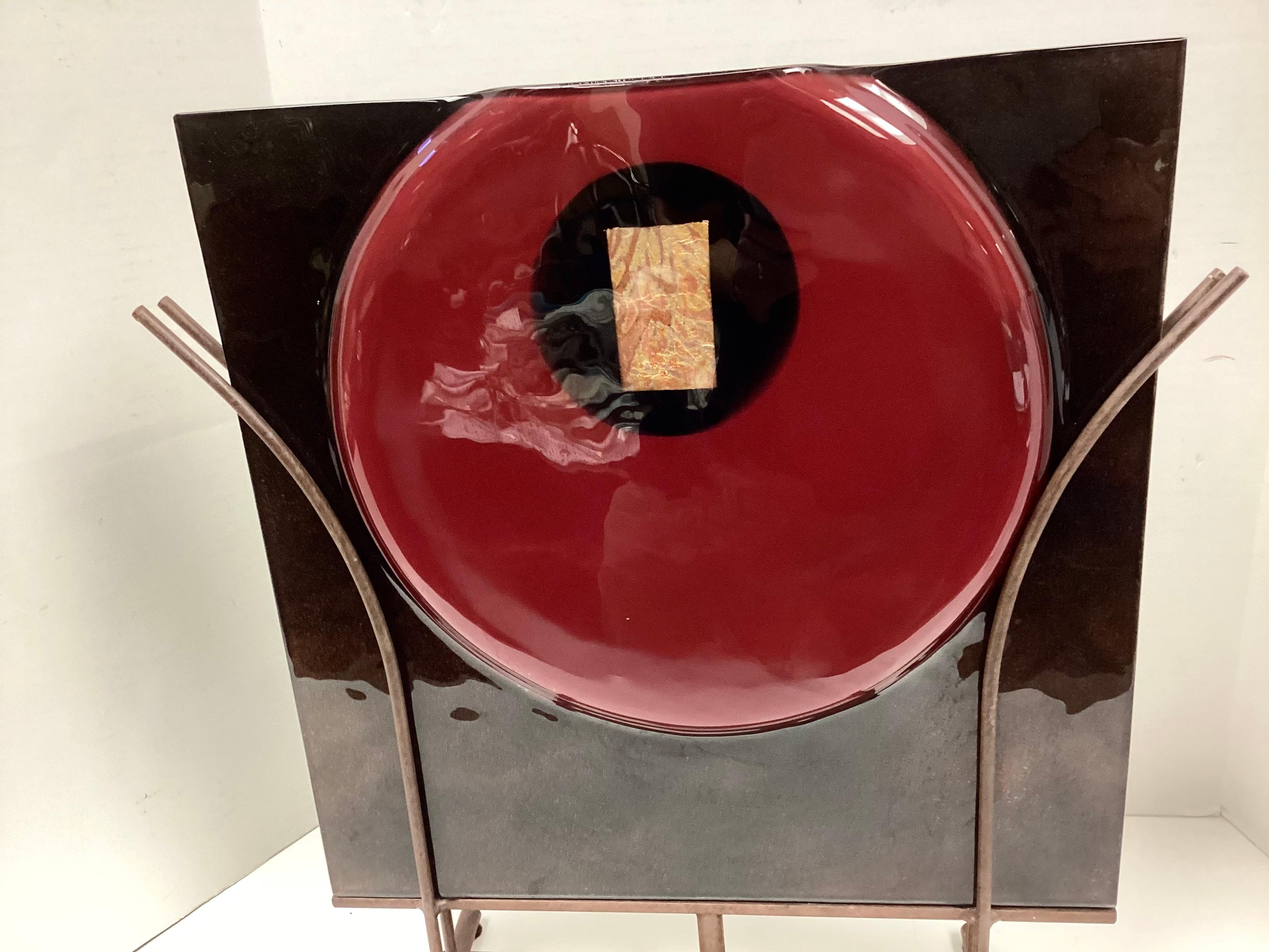 XXIe siècle et contemporain Vase en verre d'art sculptural signé sur Stand en fer en vente