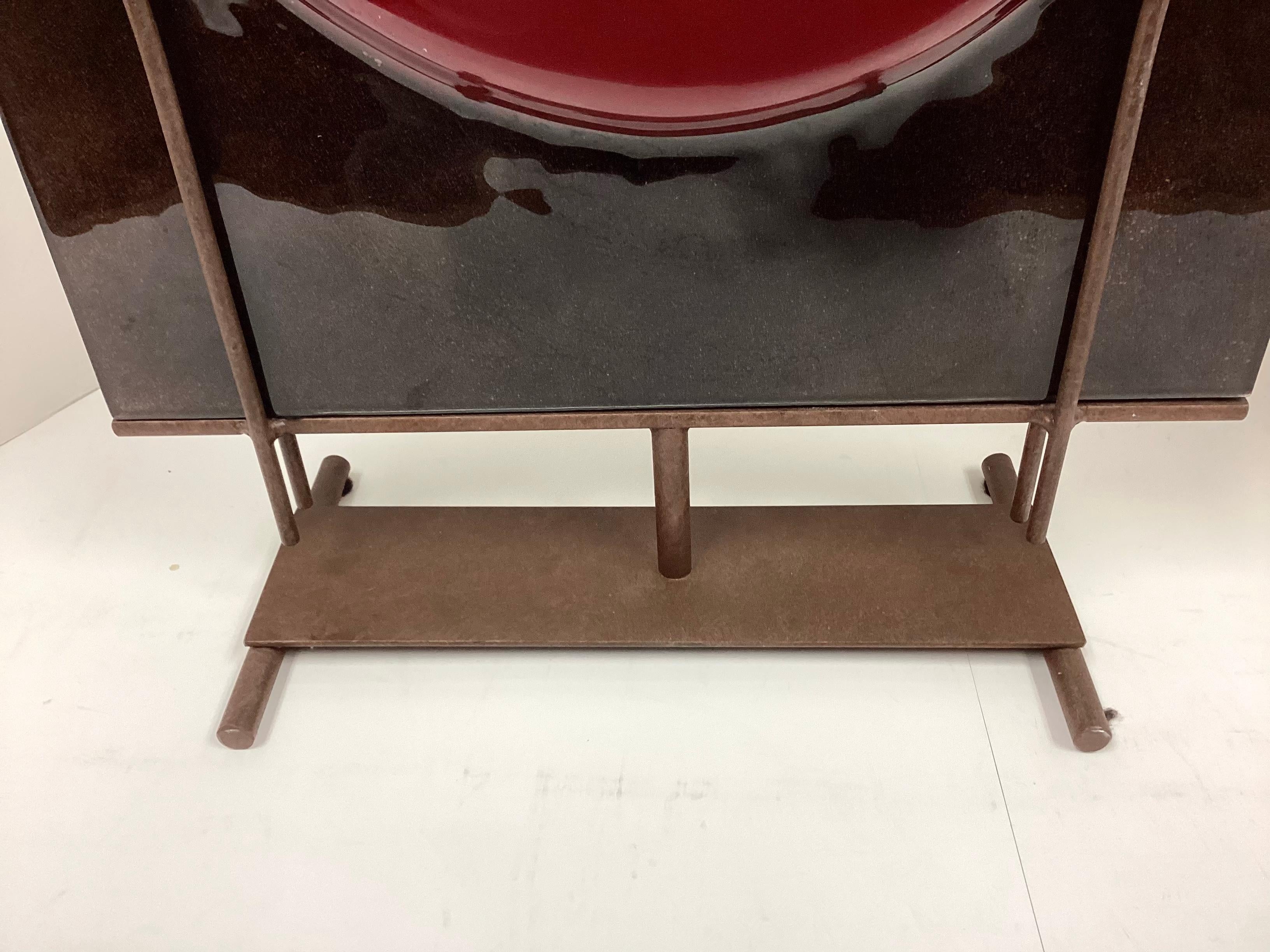 Vase en verre d'art sculptural signé sur Stand en fer en vente 1
