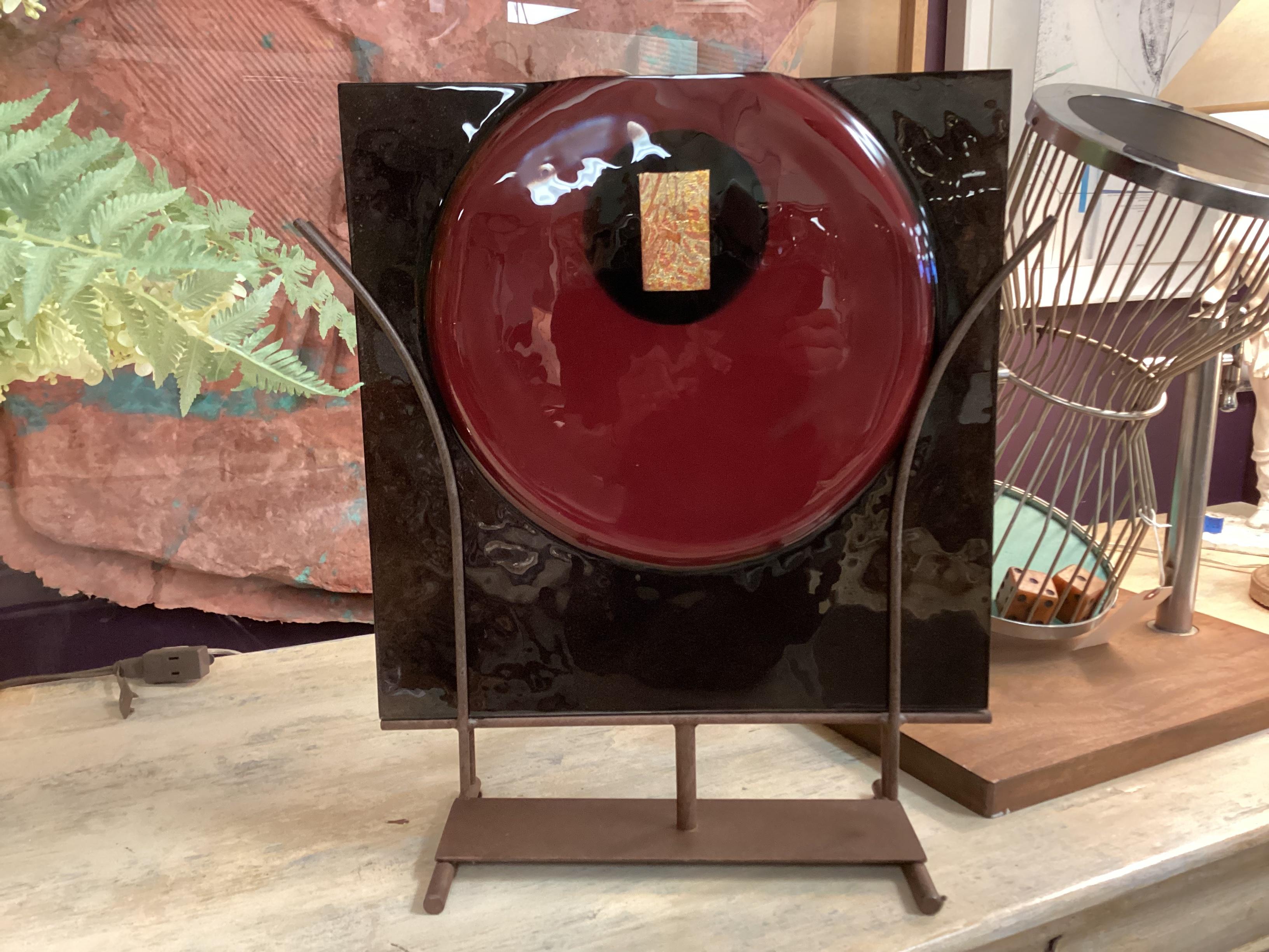 Vase en verre d'art sculptural signé sur Stand en fer en vente 2