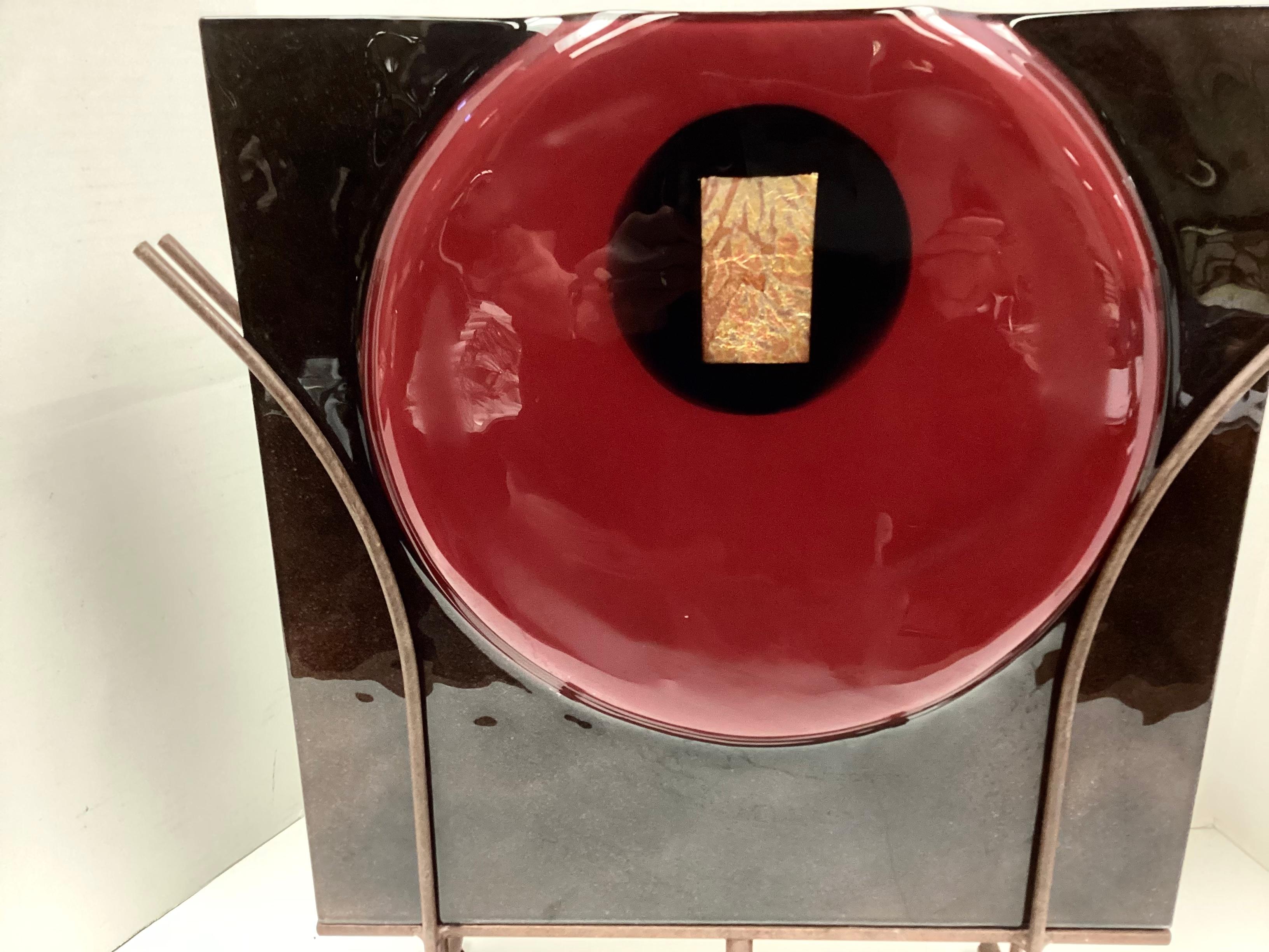Vase en verre d'art sculptural signé sur Stand en fer en vente 3