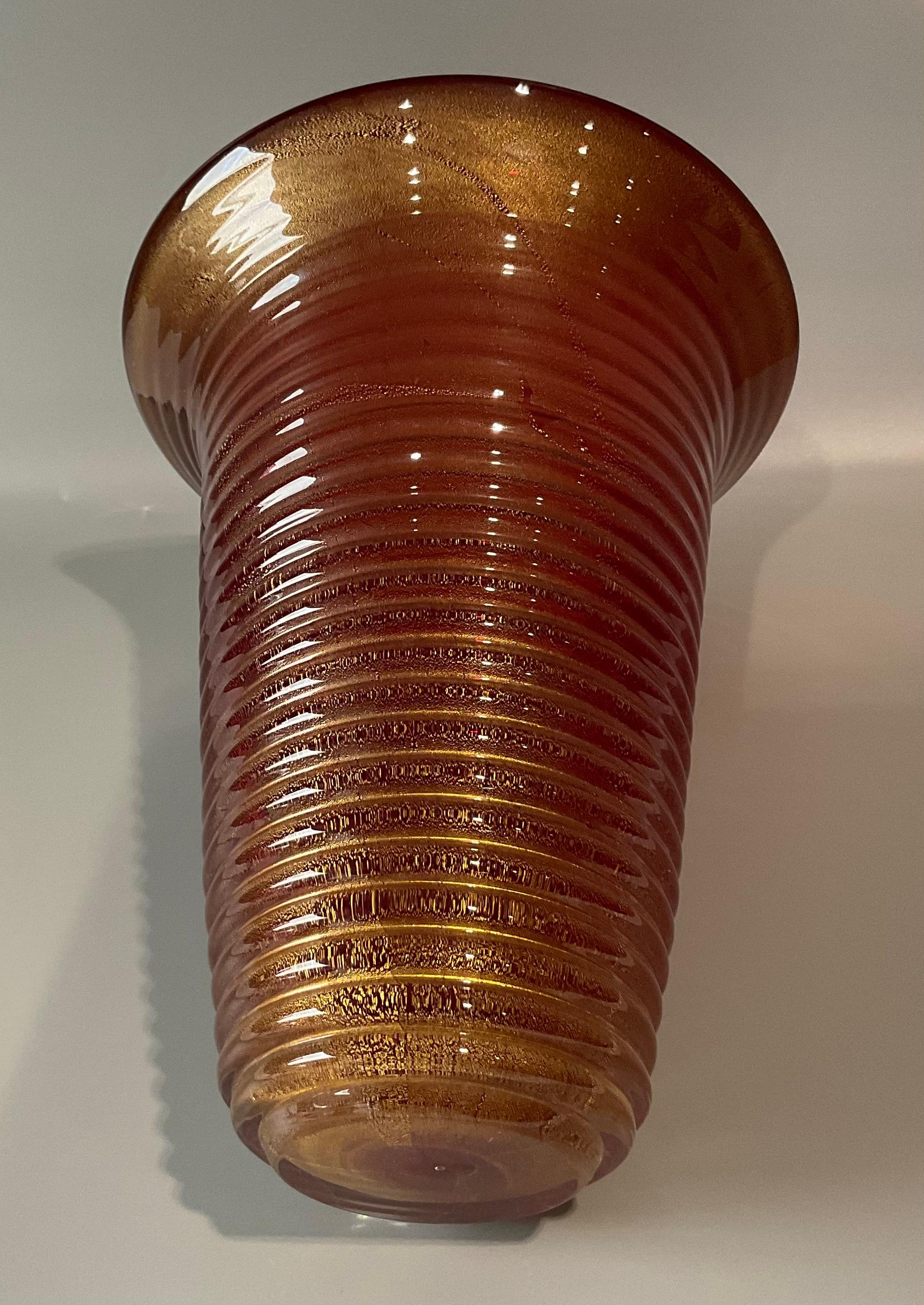 Signé avec une étiquette originale Seguso Vetri D'Arte Murano Glass Red Sommerso Vase avec feuille d'or encastrée dans du transparent. Remarquez l'effet de gaufrage et le scintillement de la poussière d'or. Une forme rare pour le meilleur des