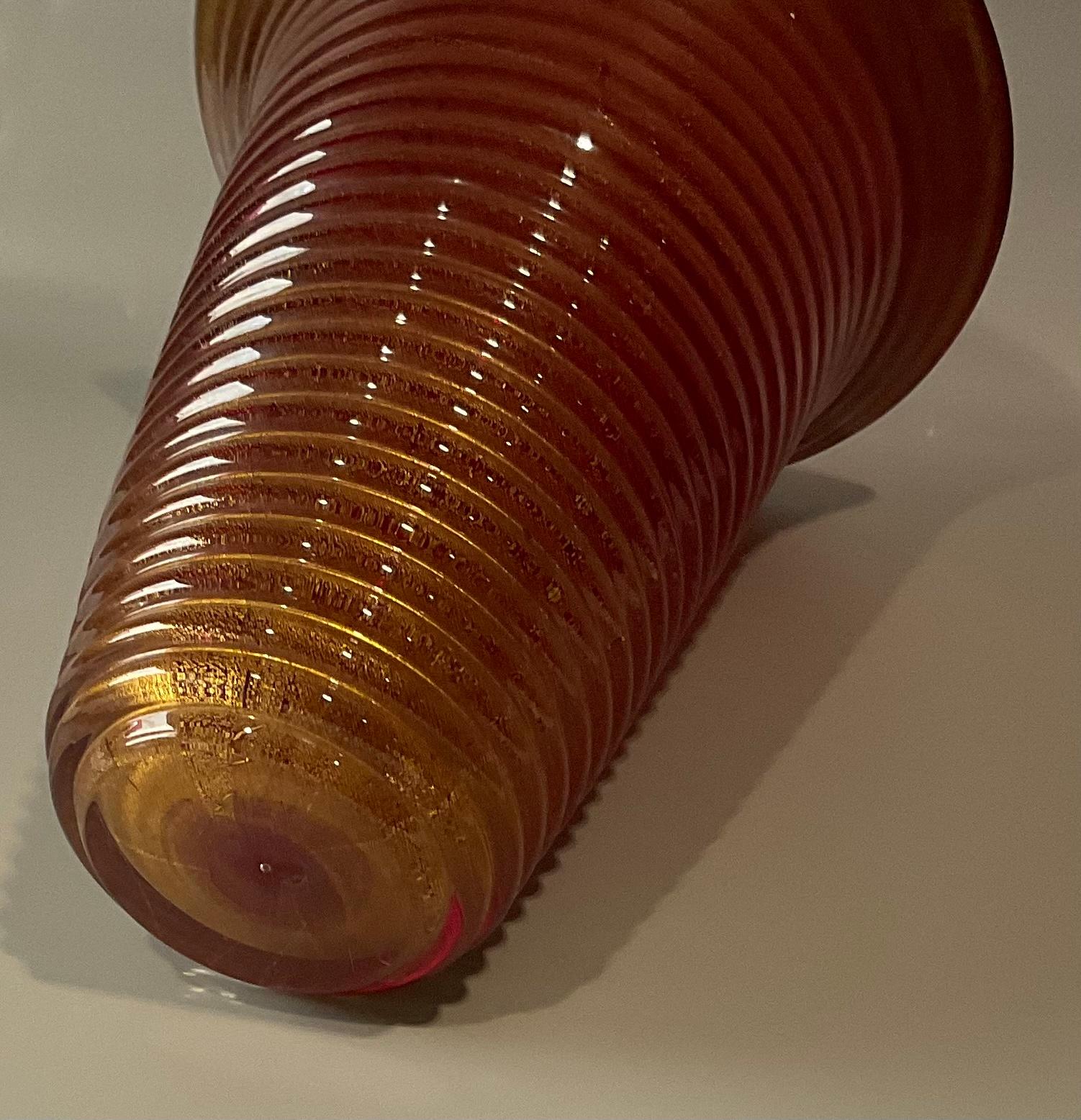 Mid-Century Modern Vase signé Seguso Vetri d'Arte Murano Glass Sommerso rouge avec feuilles d'or en vente