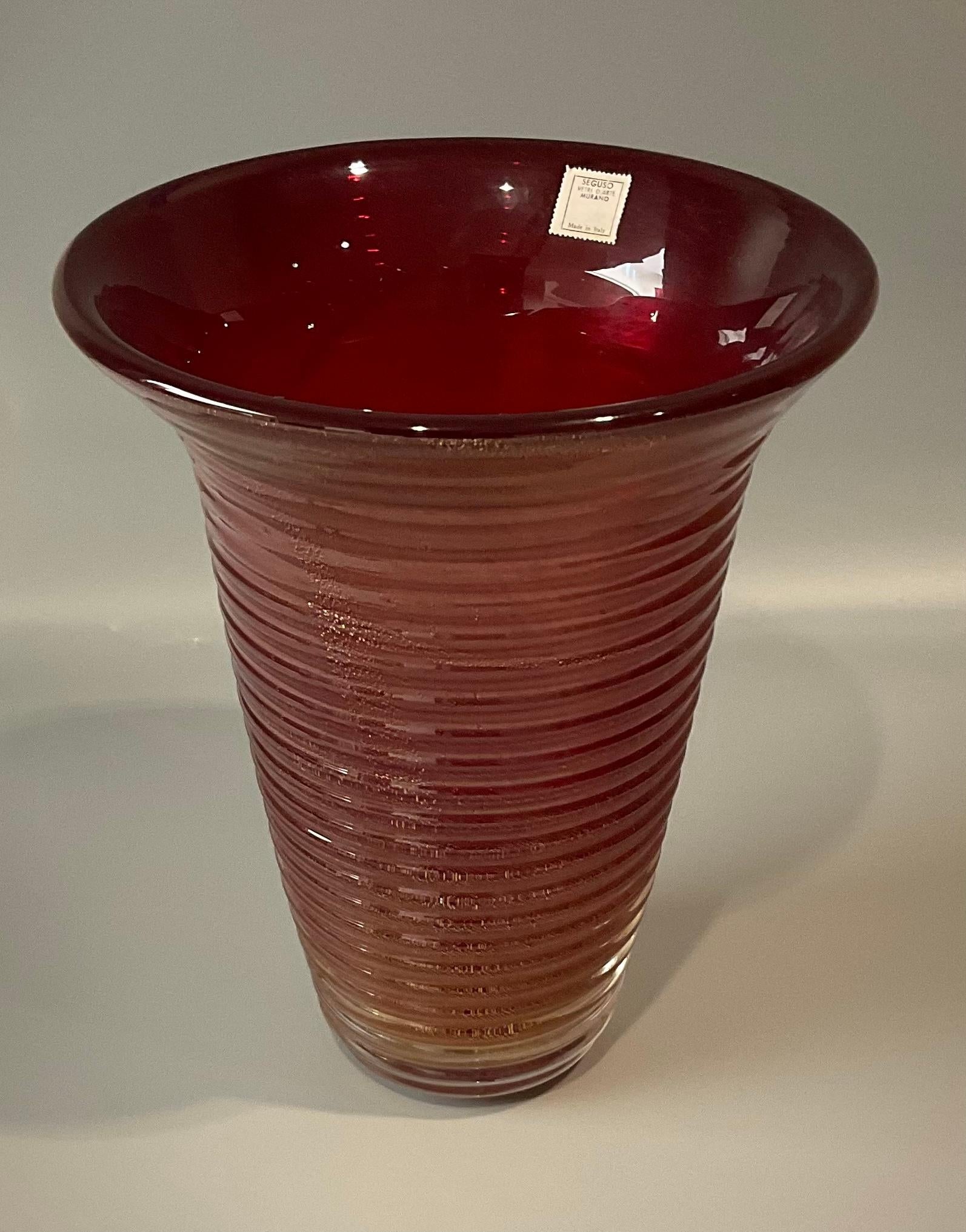 italien Vase signé Seguso Vetri d'Arte Murano Glass Sommerso rouge avec feuilles d'or en vente