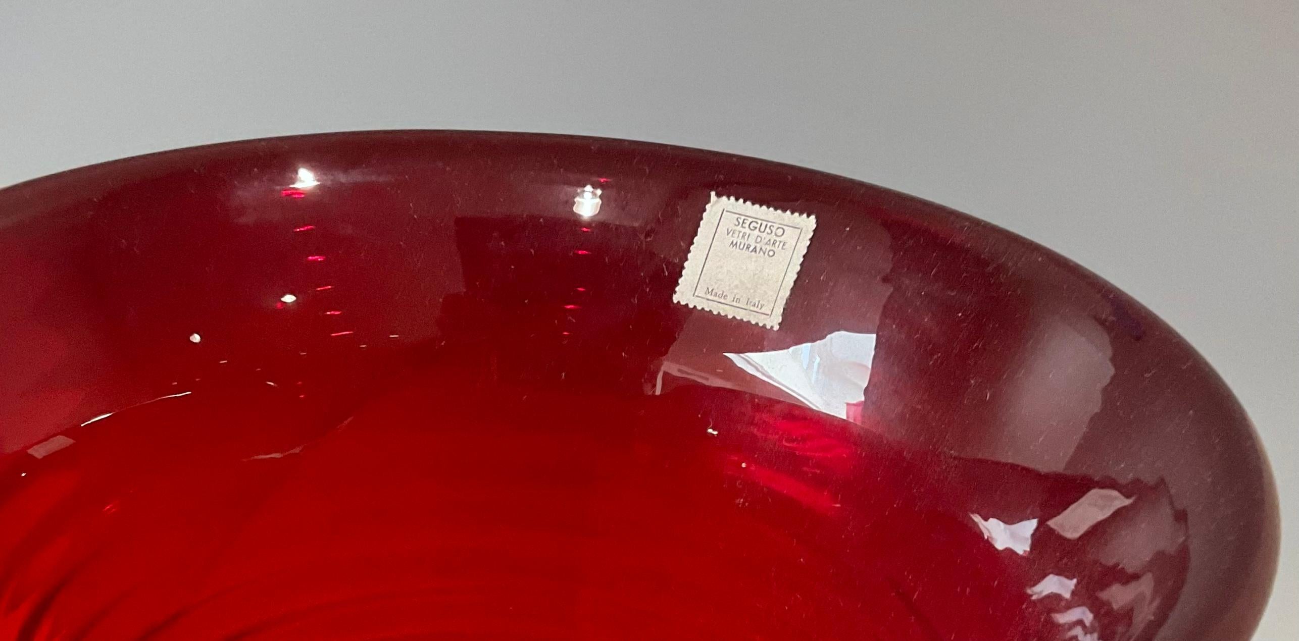 Firmado Seguso Vetri d'Arte Jarrón rojo Sommerso de cristal de Murano con pan de oro mediados del siglo XX en venta