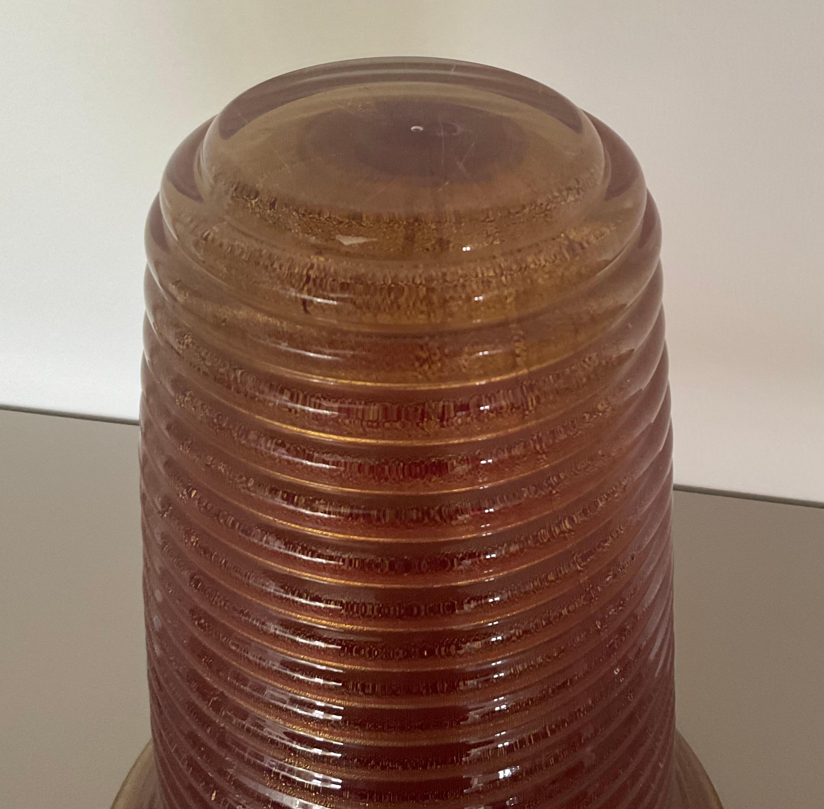 Verre brun Vase signé Seguso Vetri d'Arte Murano Glass Sommerso rouge avec feuilles d'or en vente