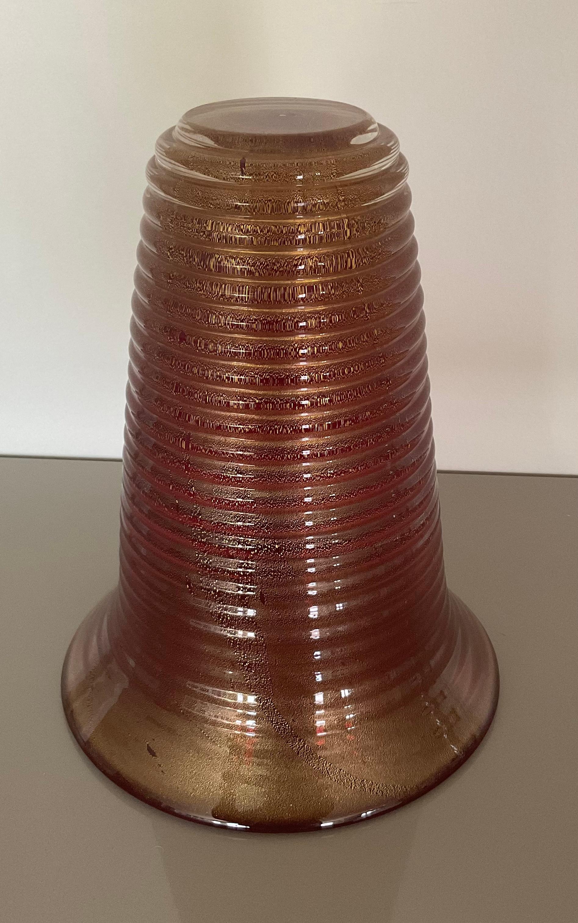 Vase signé Seguso Vetri d'Arte Murano Glass Sommerso rouge avec feuilles d'or en vente 1