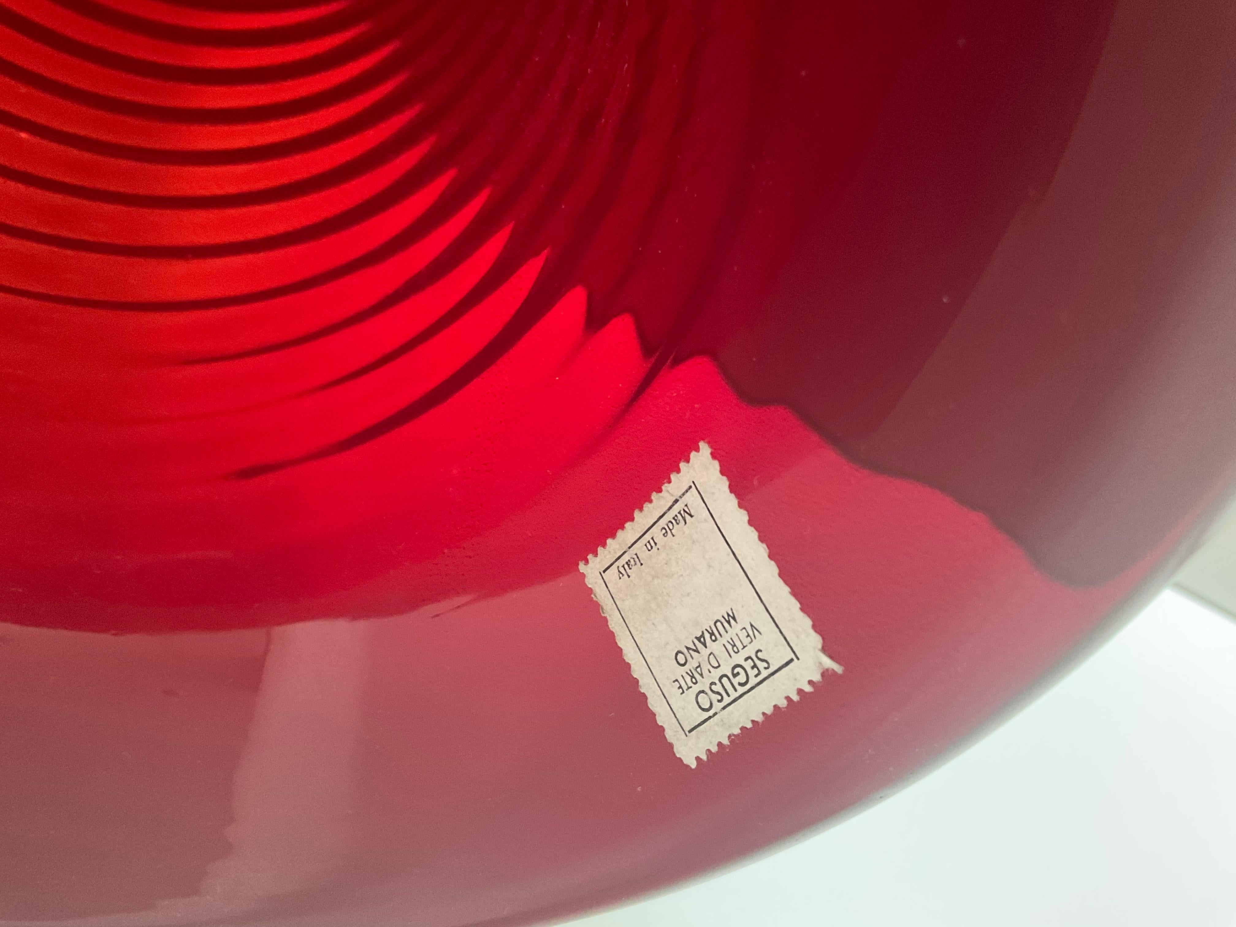 Vaso firmato Seguso Vetri d'Arte Murano Glass Sommerso Rosso con foglia d'oro in vendita 2