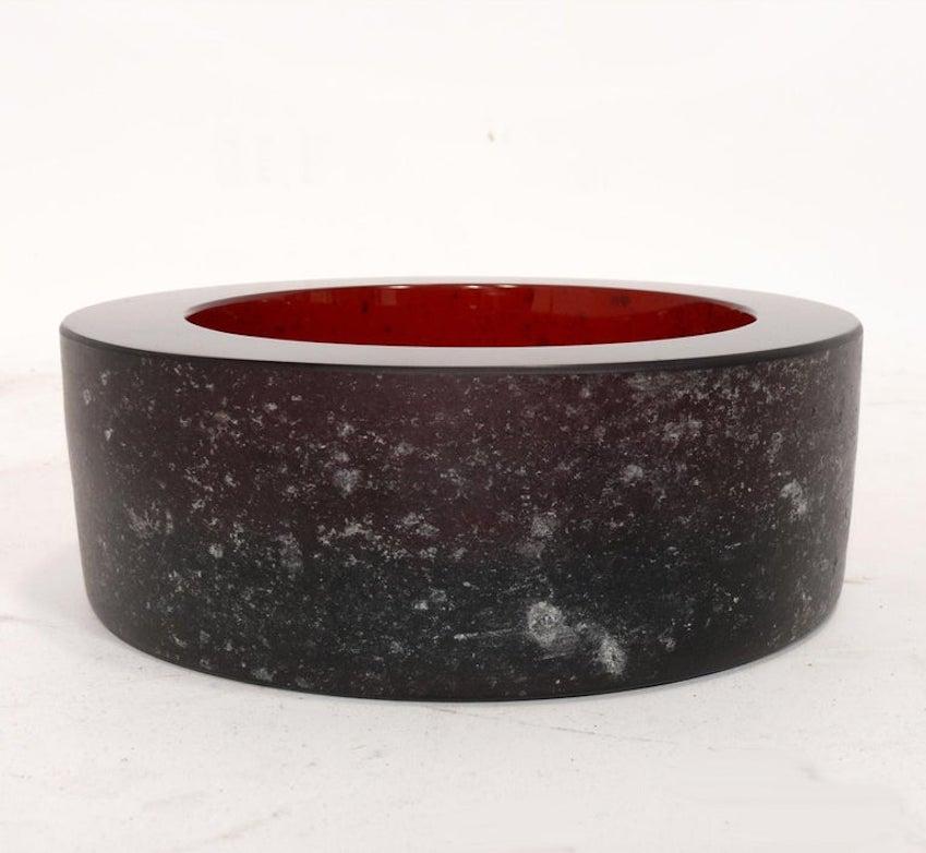 A vintage mid to late 20th century (circa 1960's / 1970's) scavo style Seguso Vetri D'Arte glass bowl or vide poche. In the perfect shade of red, perhaps you see this as cranberry or crimson or maroon, the scavo outer surface contrasts beautifully