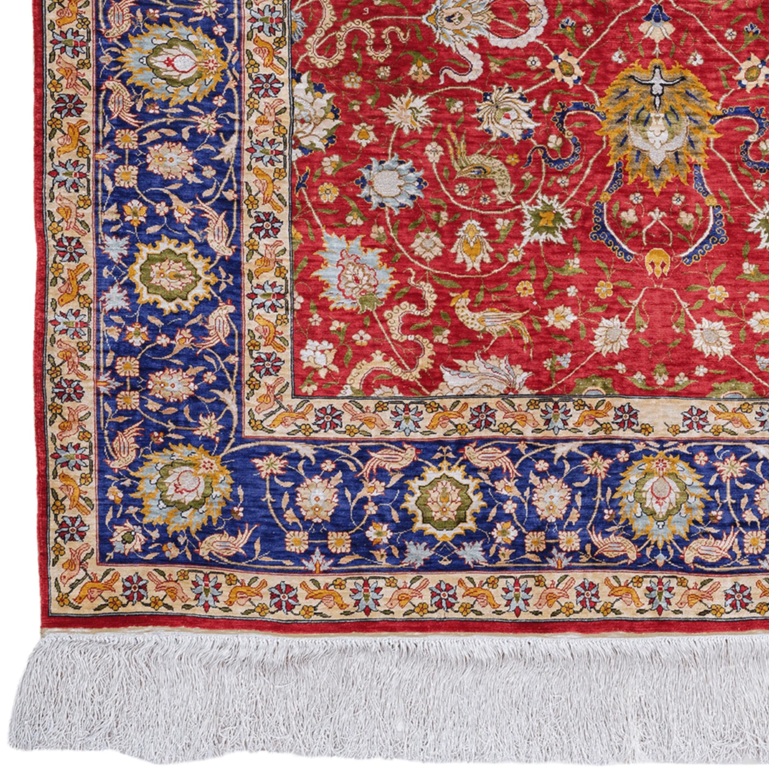 Periodo: Inizio del XX secolo
Origine: Hereke, Turchia
Dimensioni: 127 x 178 cm

Questo squisito tappeto di seta è stato tessuto a mano all'inizio del XX secolo nella rinomata città di Hereke, nei pressi di Istanbul, in Turchia. I tappeti Hereke