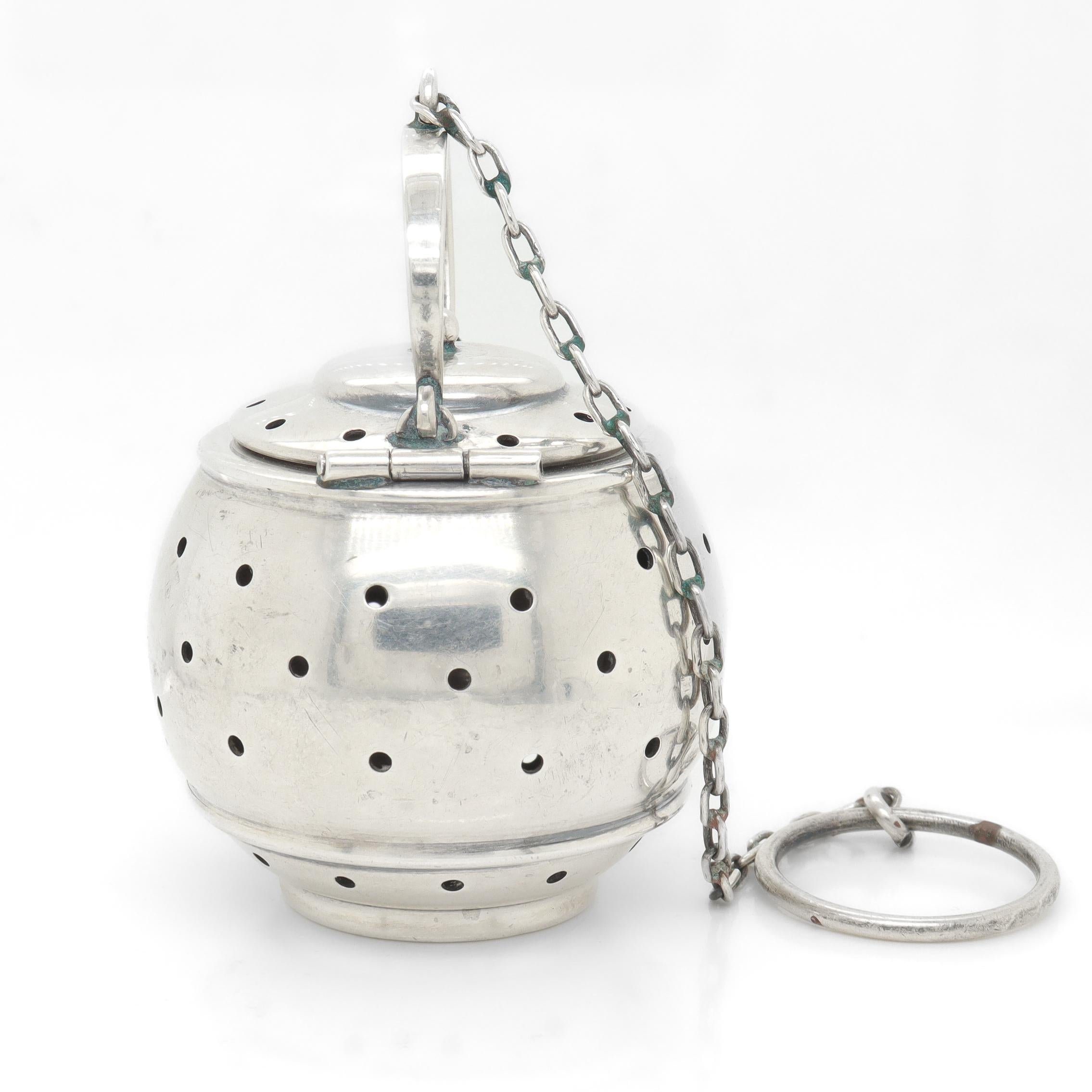 Signed Simons Brothers Figural Sterling Silver Miniature Teapot Tea Strainer In Good Condition For Sale In Philadelphia, PA