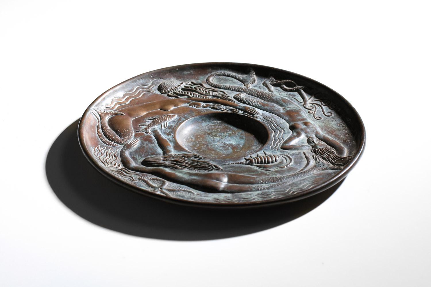 placa decorativa de bronce macizo firmada con decoración de sirena Moderno de mediados de siglo en venta