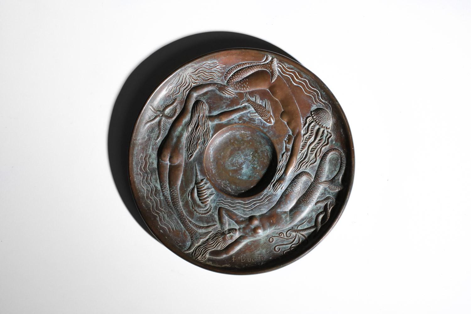 placa decorativa de bronce macizo firmada con decoración de sirena mediados del siglo XX en venta