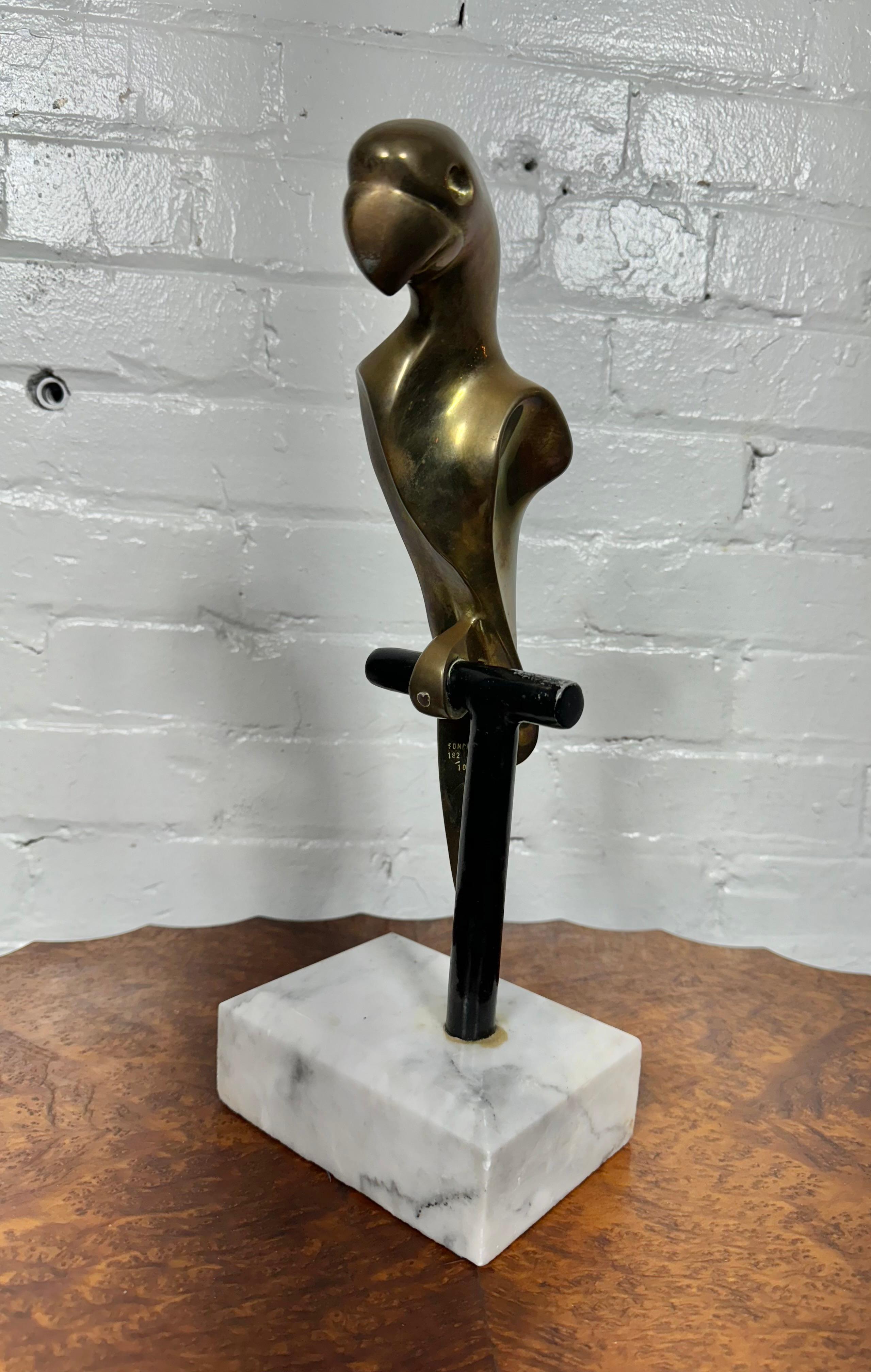 Scultura di pappagallo brutalista in bronzo firmata Somchai su base di marmo, anni '70 in vendita 3