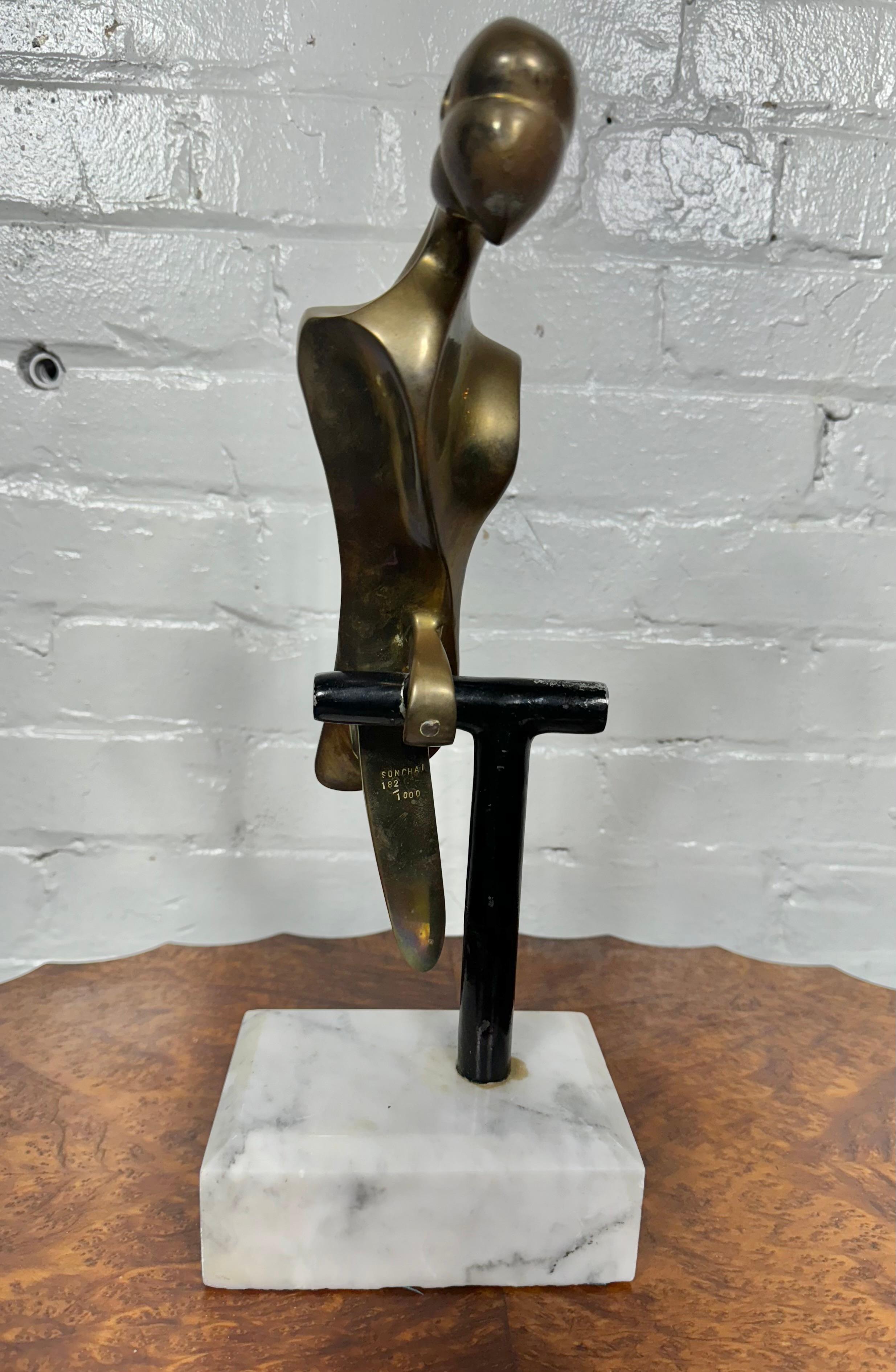 Mid-Century moderno Scultura di pappagallo brutalista in bronzo firmata Somchai su base di marmo, anni '70 in vendita