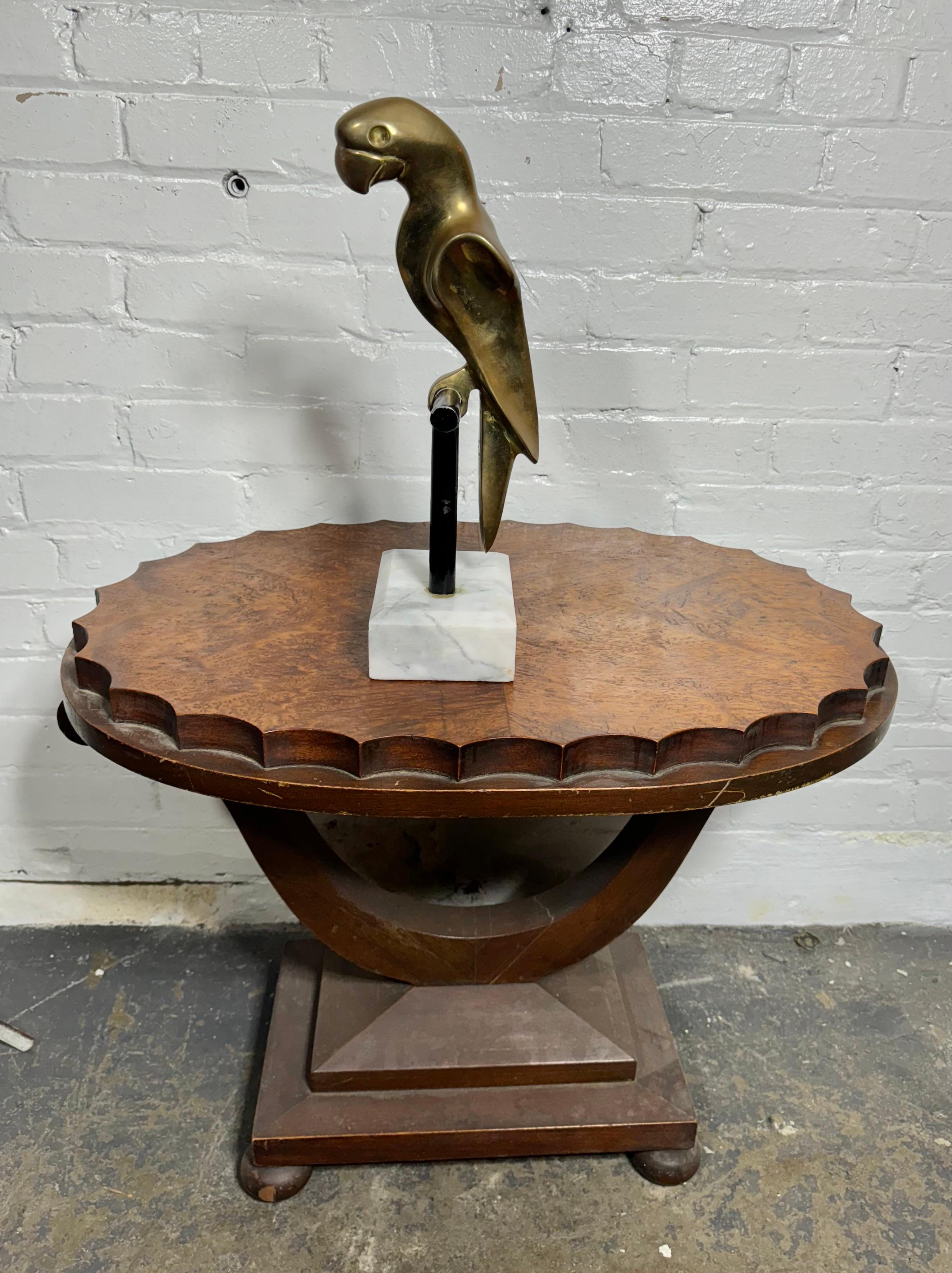 Thailandese Scultura di pappagallo brutalista in bronzo firmata Somchai su base di marmo, anni '70 in vendita