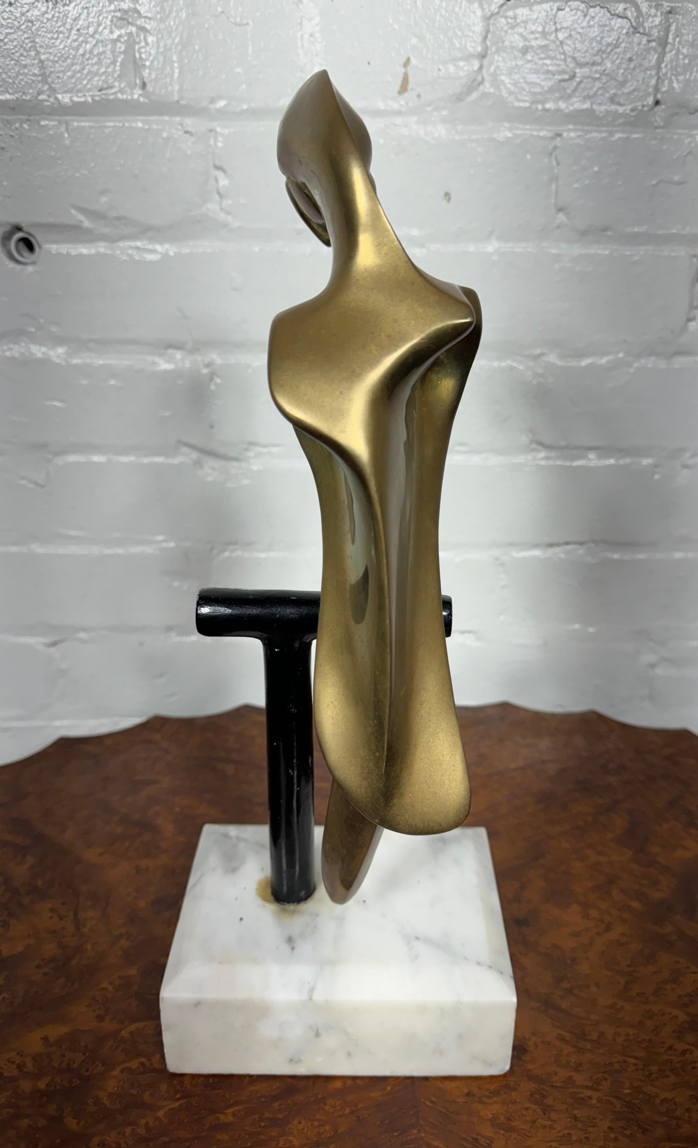 Fine XX secolo Scultura di pappagallo brutalista in bronzo firmata Somchai su base di marmo, anni '70 in vendita