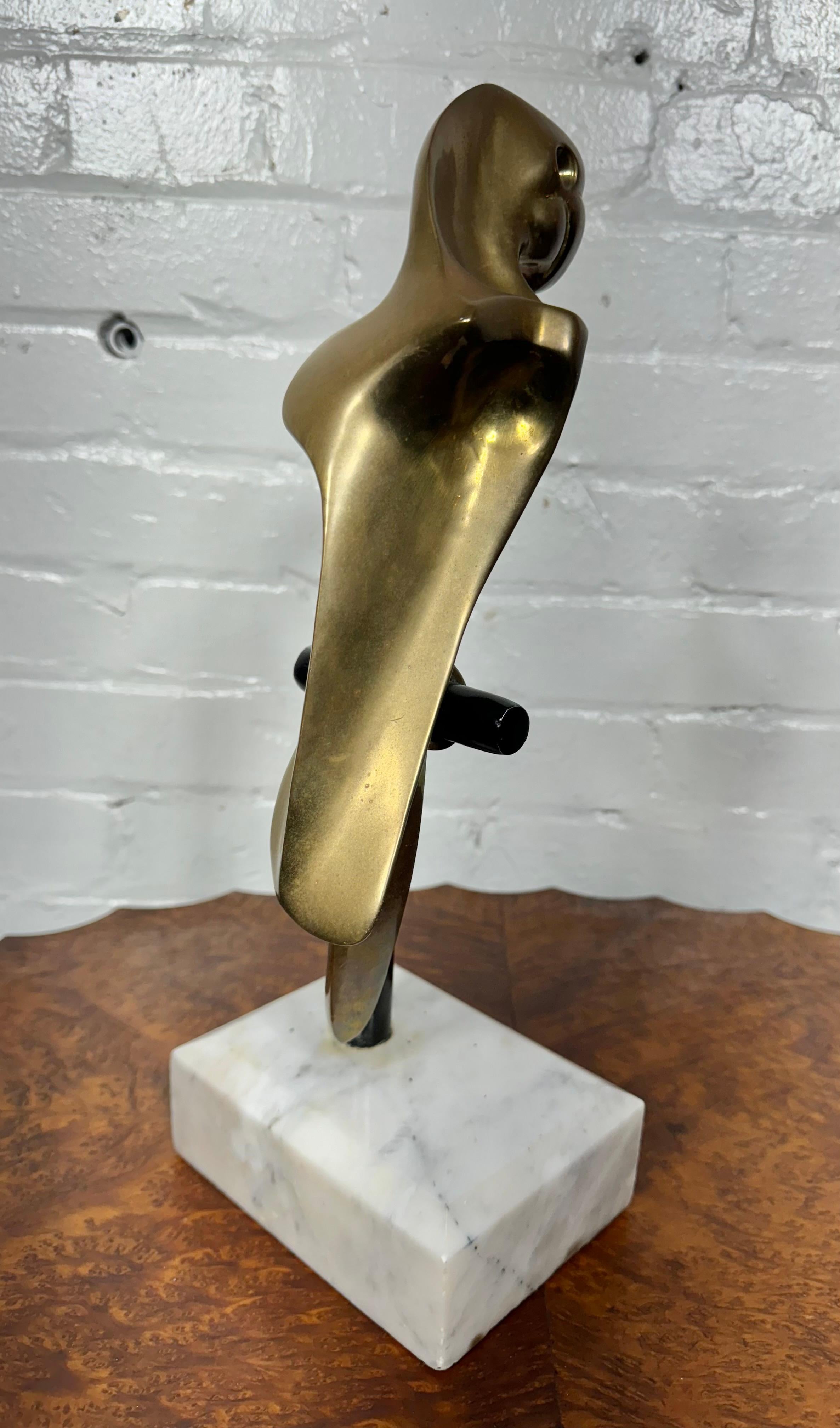 Bronzo Scultura di pappagallo brutalista in bronzo firmata Somchai su base di marmo, anni '70 in vendita