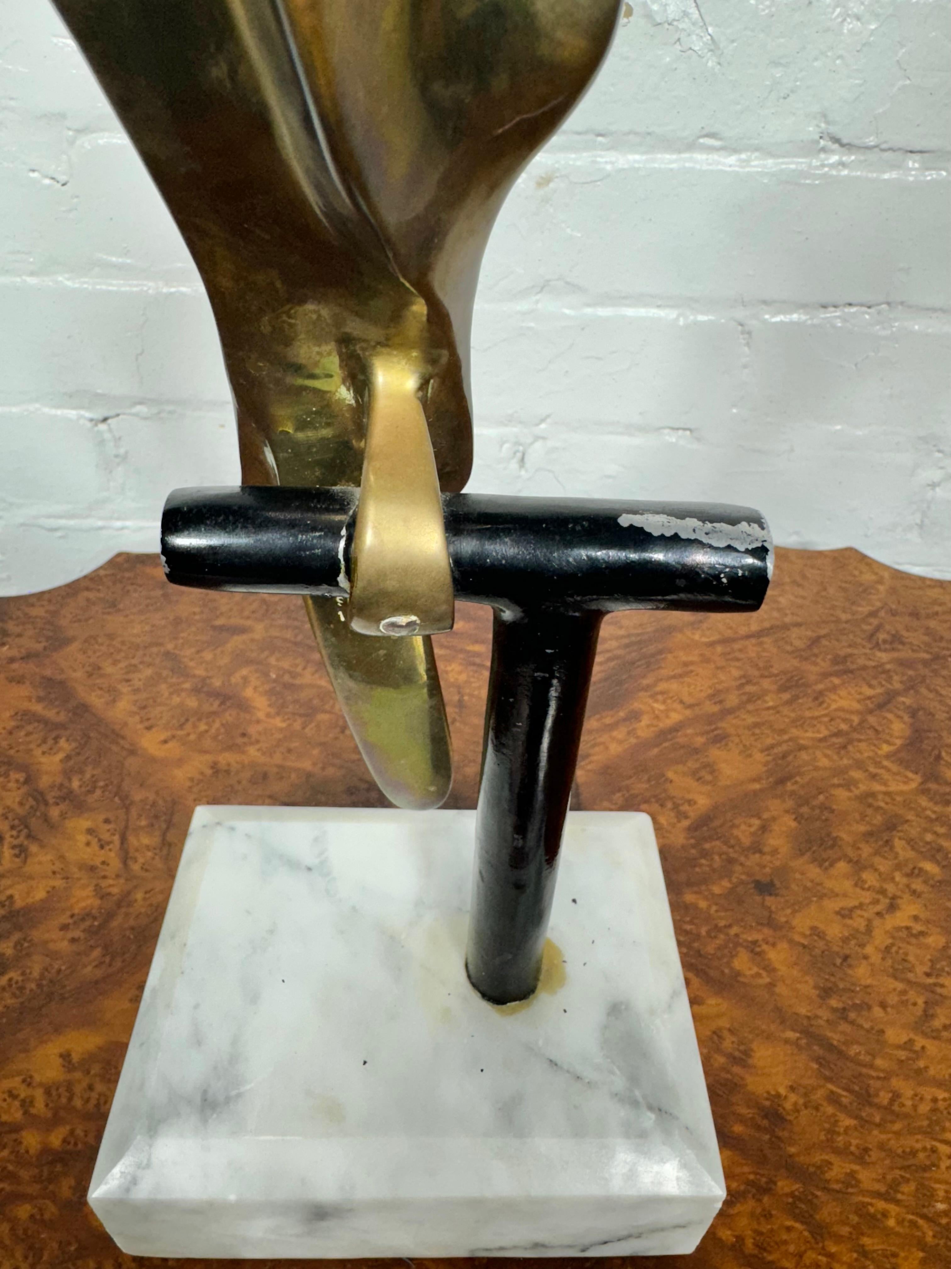 Scultura di pappagallo brutalista in bronzo firmata Somchai su base di marmo, anni '70 in vendita 1
