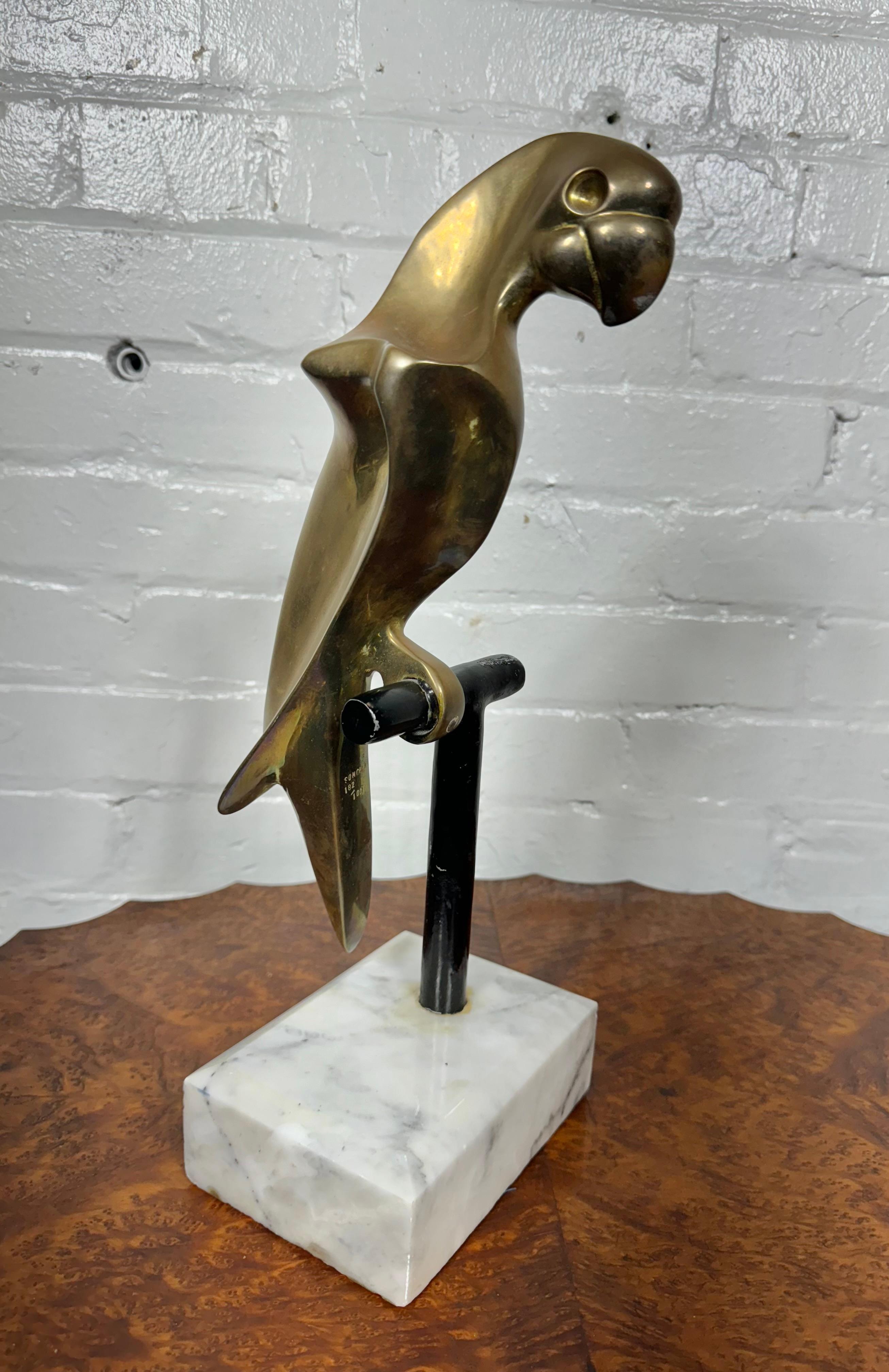 Scultura di pappagallo brutalista in bronzo firmata Somchai su base di marmo, anni '70 in vendita 2
