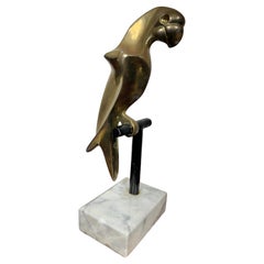 Escultura Brutalista de Bronce de Somchai Firmada de un Loro sobre Base de Mármol Años 70
