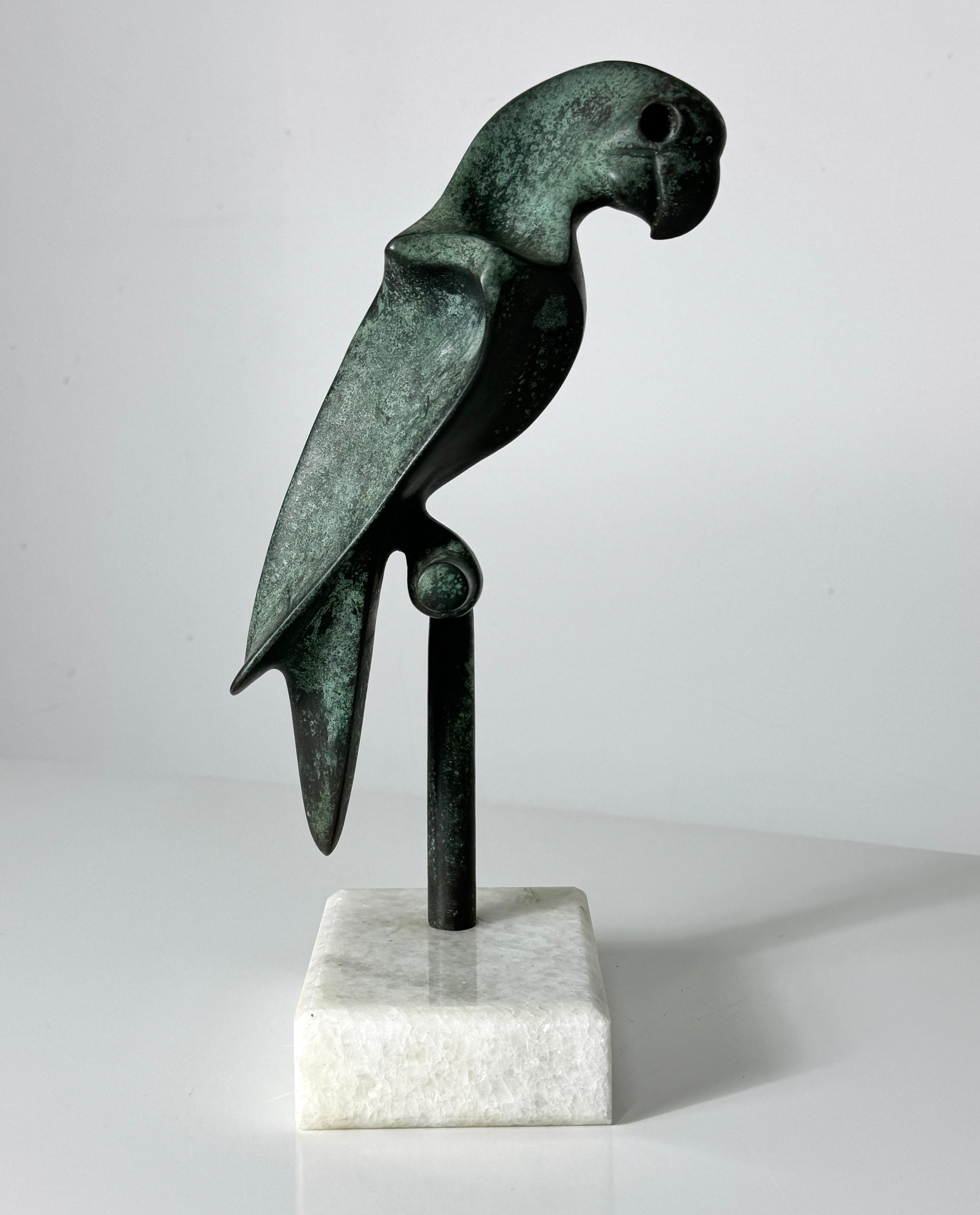 Brutalistische Papagei-Skulptur auf Marmorsockel, Somchai Verdigris Bronze, signiert, 1970er Jahre (Moderne der Mitte des Jahrhunderts) im Angebot