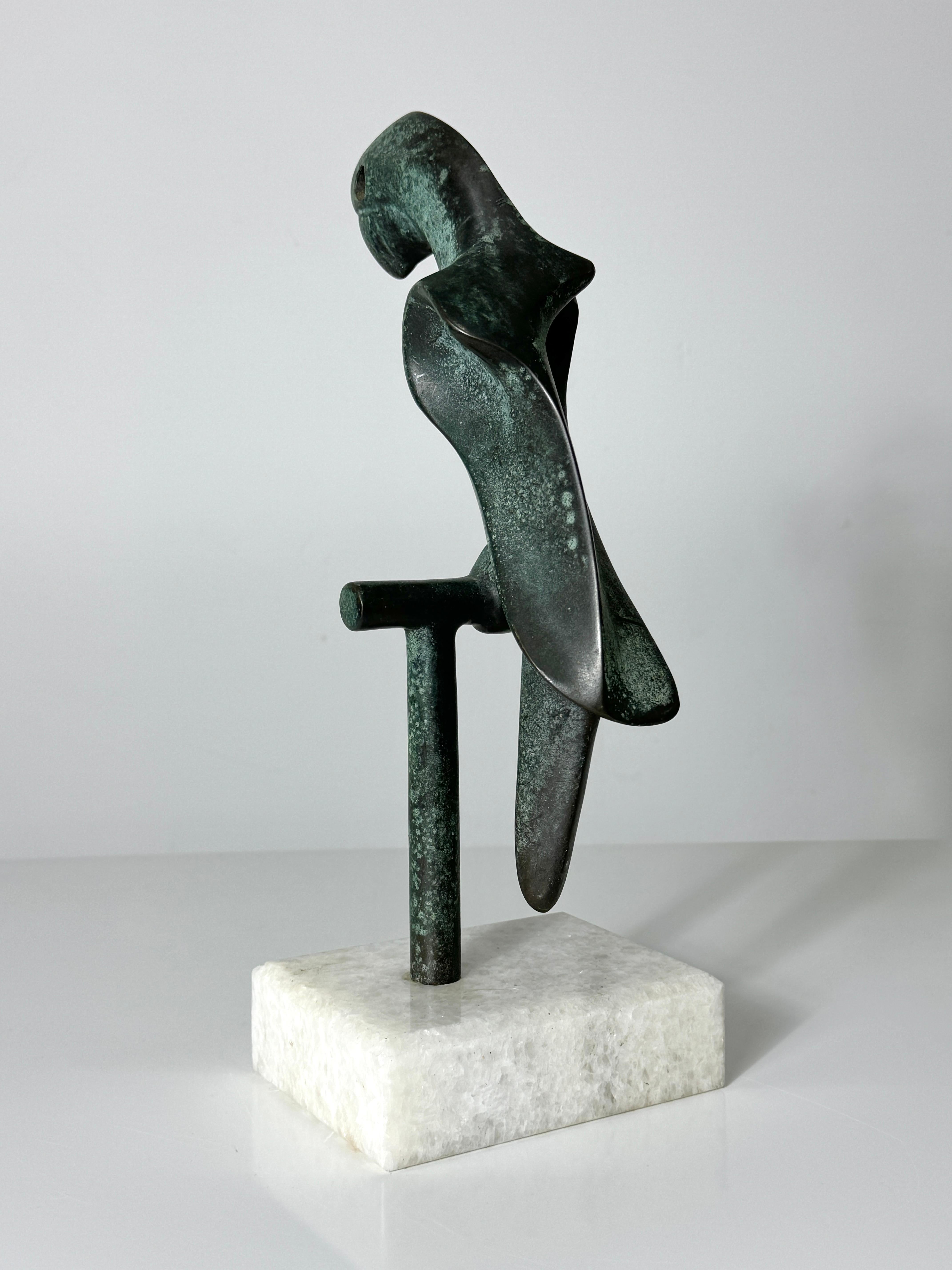 Brutalistische Papagei-Skulptur auf Marmorsockel, Somchai Verdigris Bronze, signiert, 1970er Jahre im Zustand „Gut“ im Angebot in Troy, MI