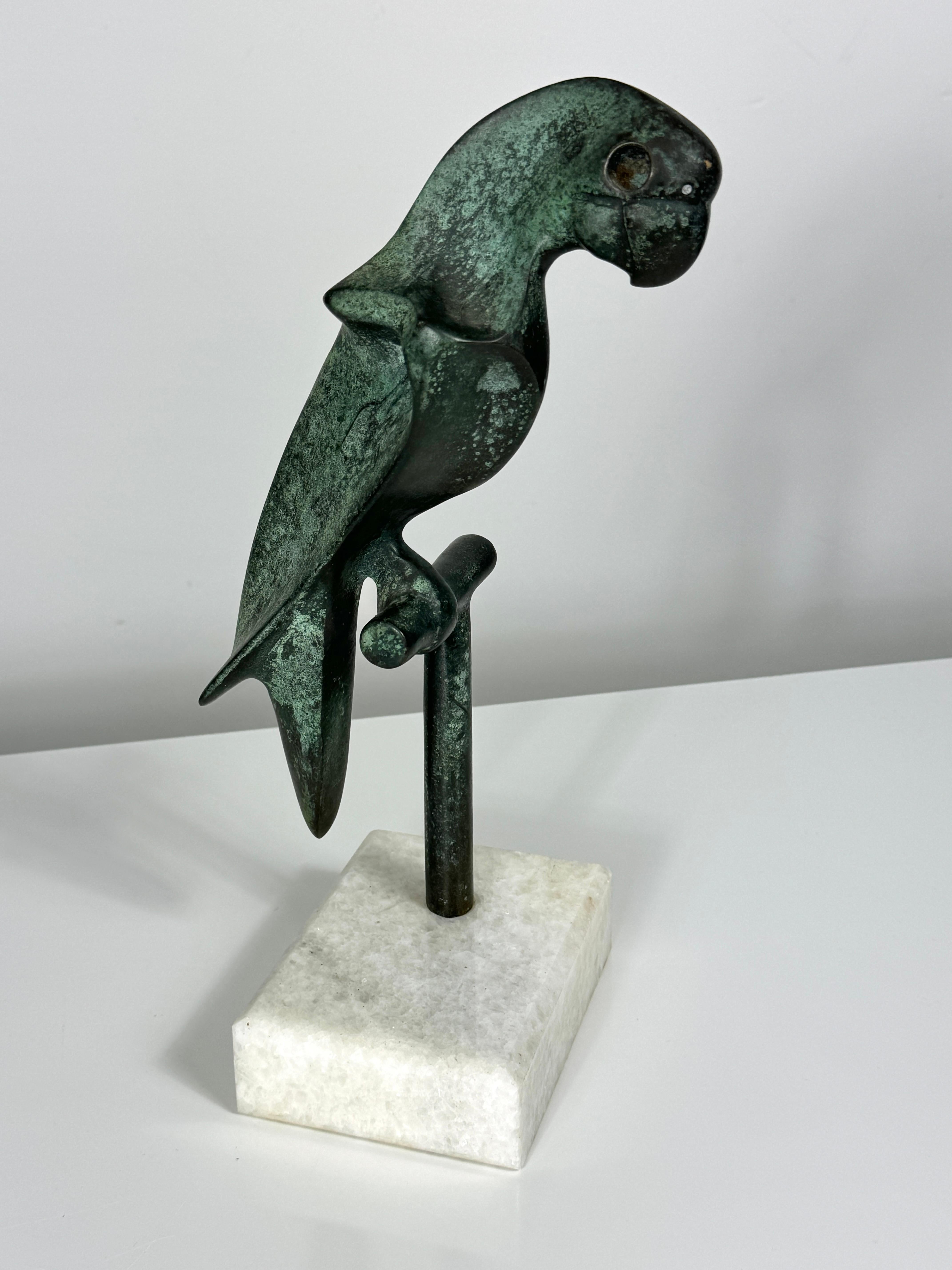 Brutalistische Papagei-Skulptur auf Marmorsockel, Somchai Verdigris Bronze, signiert, 1970er Jahre (Ende des 20. Jahrhunderts) im Angebot