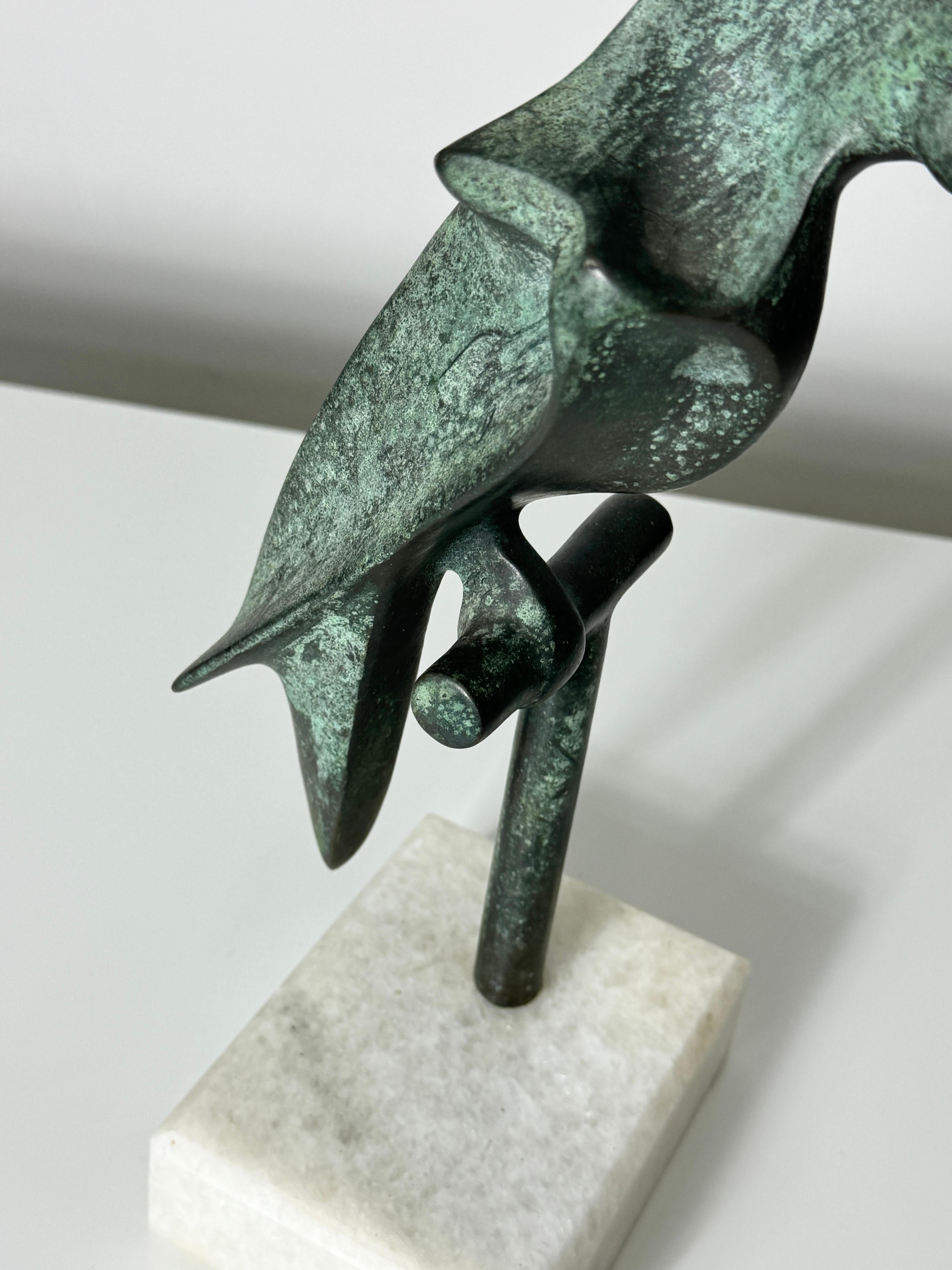 Brutalistische Papagei-Skulptur auf Marmorsockel, Somchai Verdigris Bronze, signiert, 1970er Jahre im Angebot 1