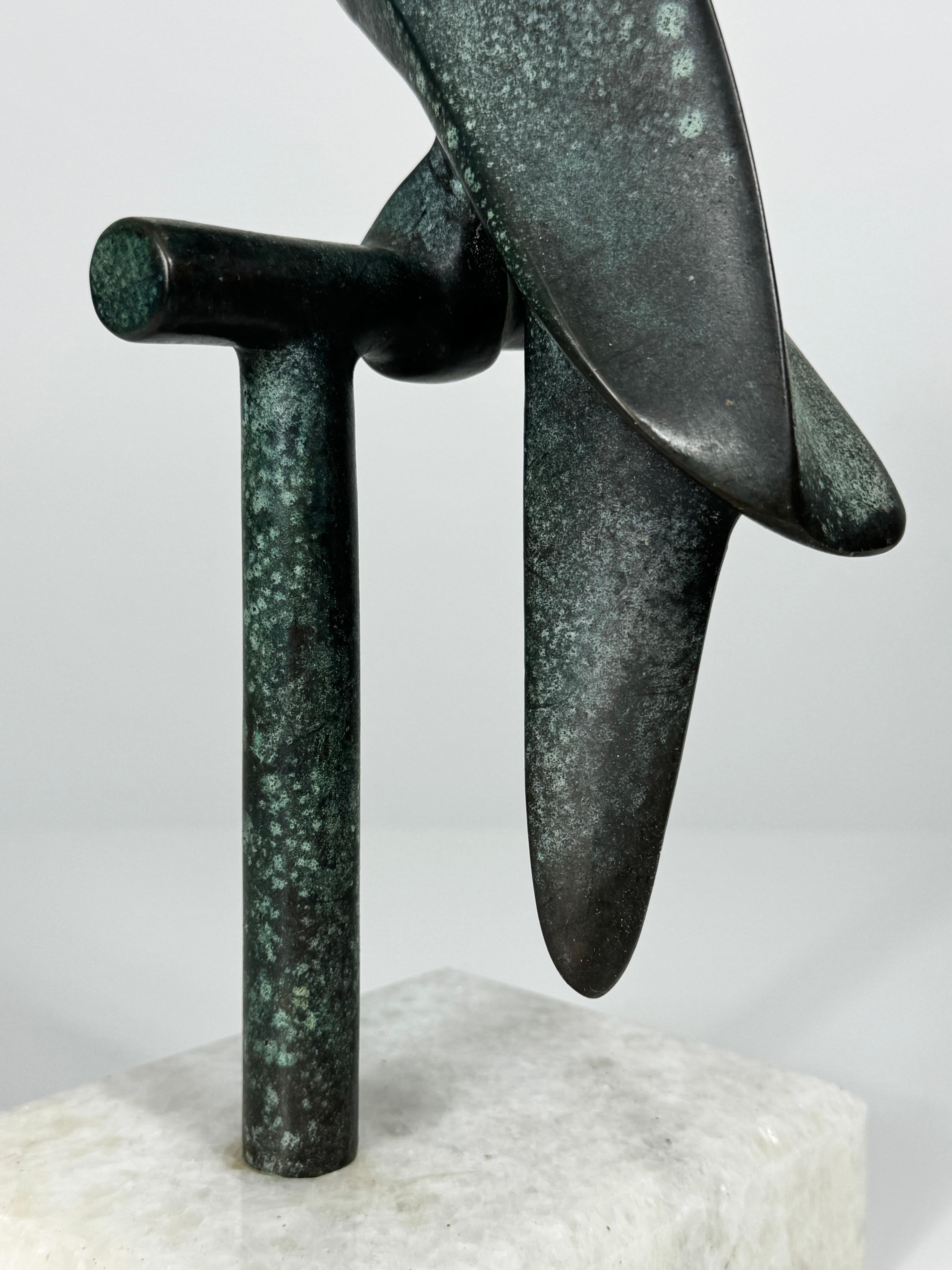 Brutalistische Papagei-Skulptur auf Marmorsockel, Somchai Verdigris Bronze, signiert, 1970er Jahre im Angebot 3