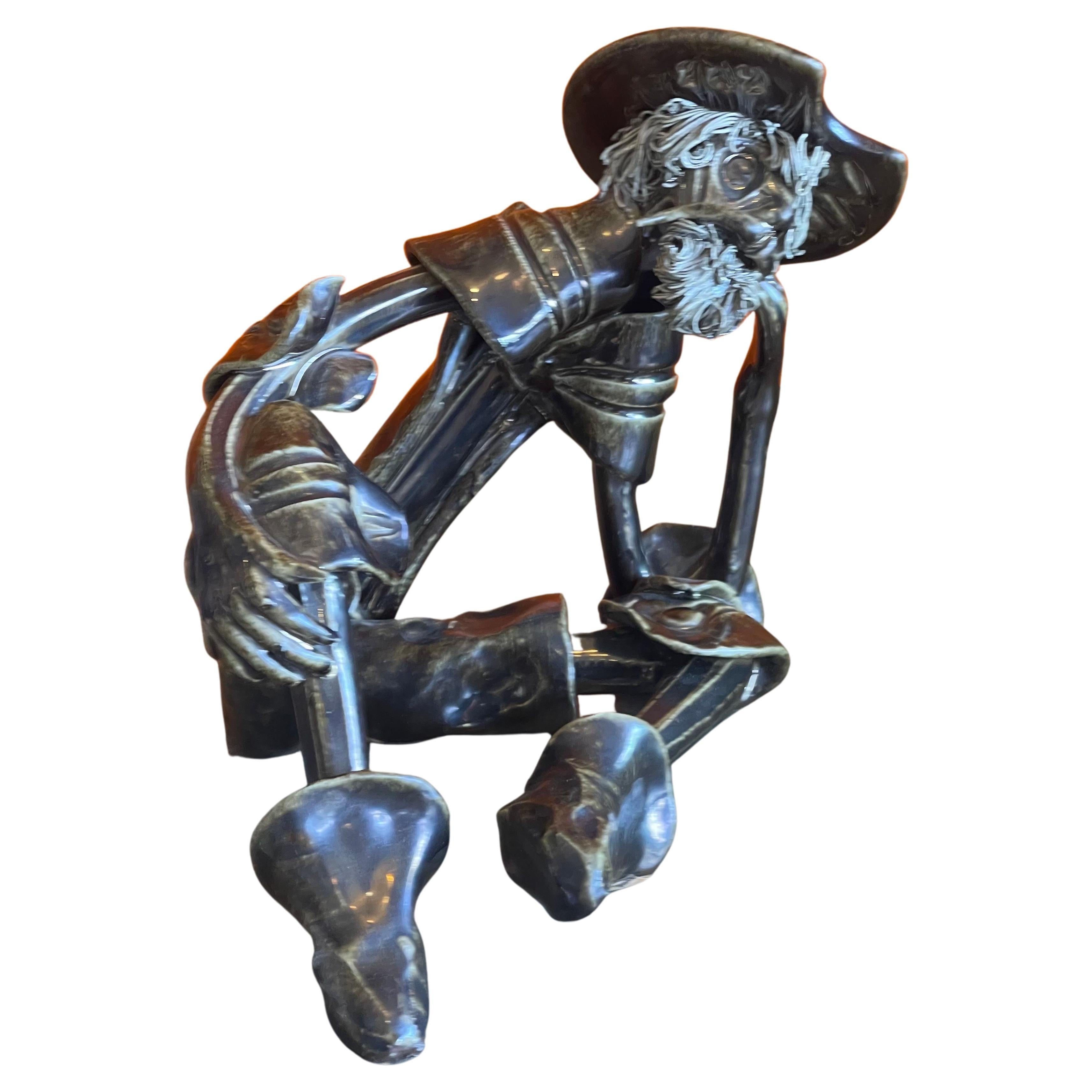 Se trata de una escultura de espagueti vintage de Don Quijote, obra de Roberto Nischli, de hacia la década de 1970. Esta escultura de cerámica hecha a mano tiene un acabado metálico de bronce pintado y un maravilloso aspecto Brutalista. La pieza